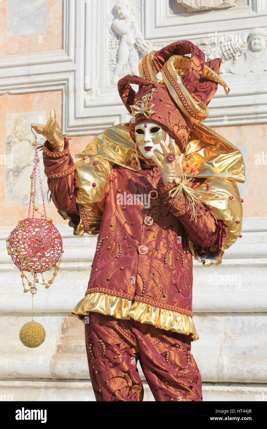 Arlequín fuera de la Iglesia de San Zaccaria 2017 durante el Carnaval de Venecia, Italia Foto de stock