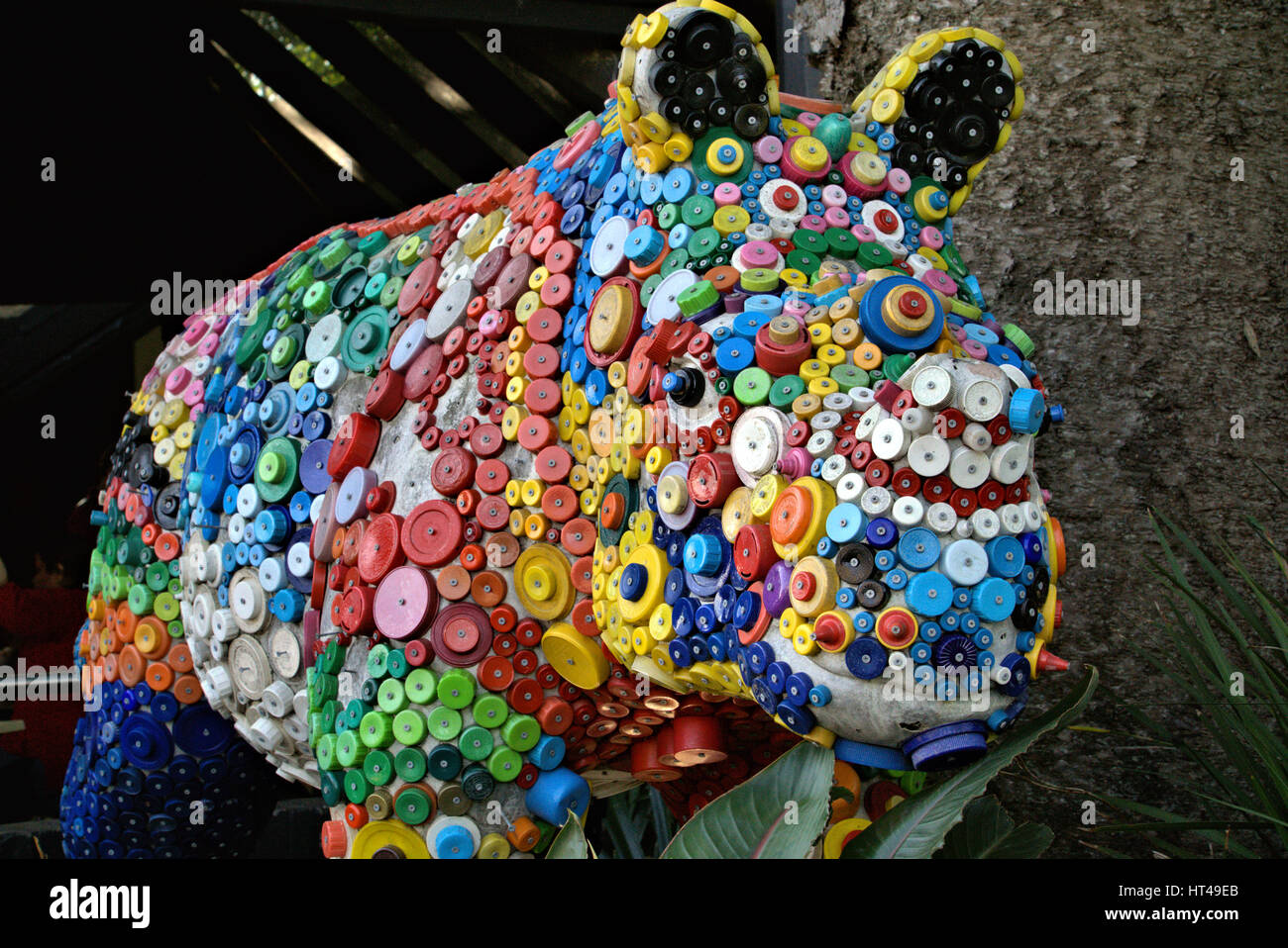 Rhino escultura con tapas de plástico. Escultura de animales en Australia. Foto de stock