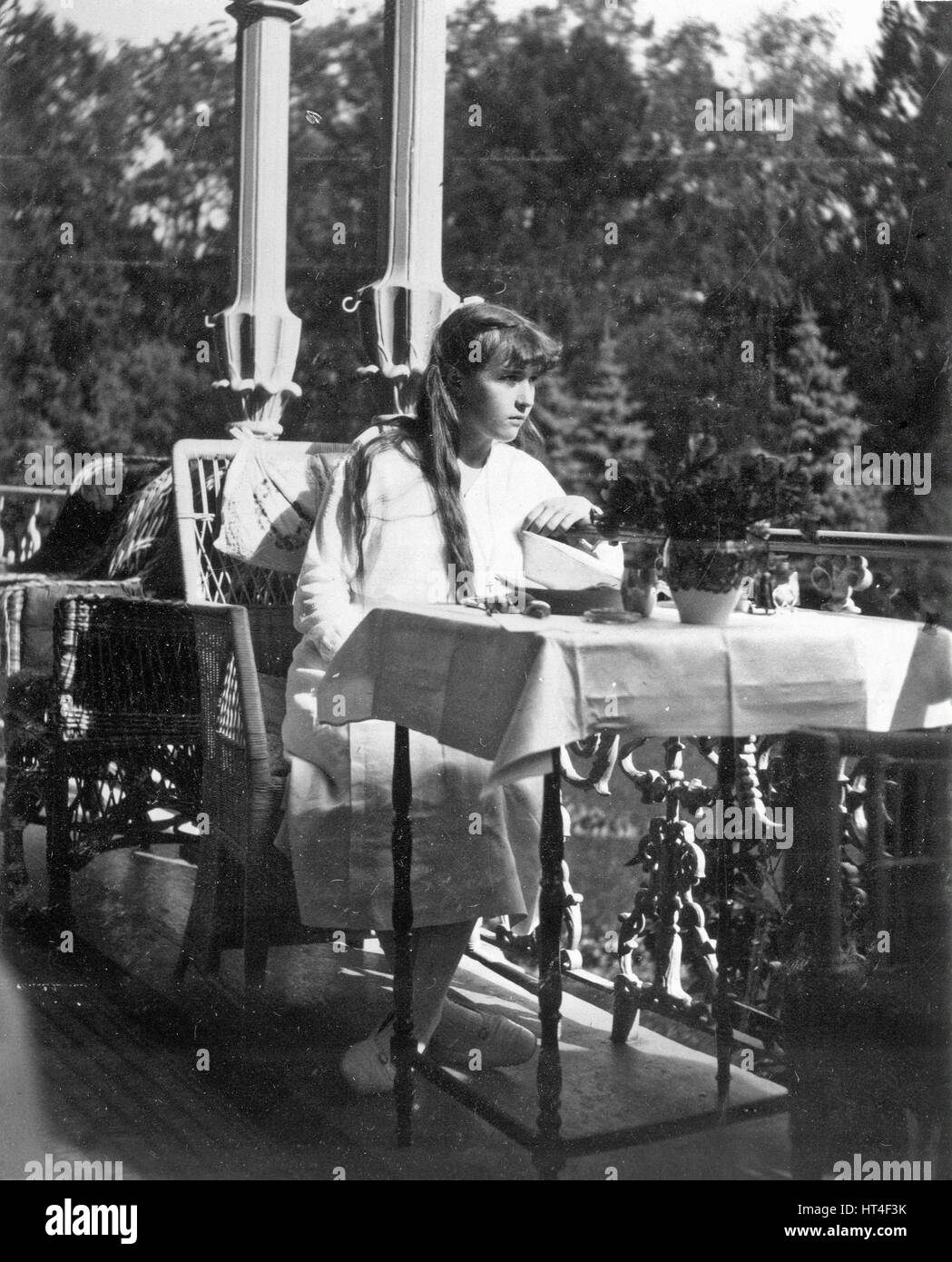 Anastasia Nikolaevna de Rusia en el balcón del palacio de Alexander Foto de stock