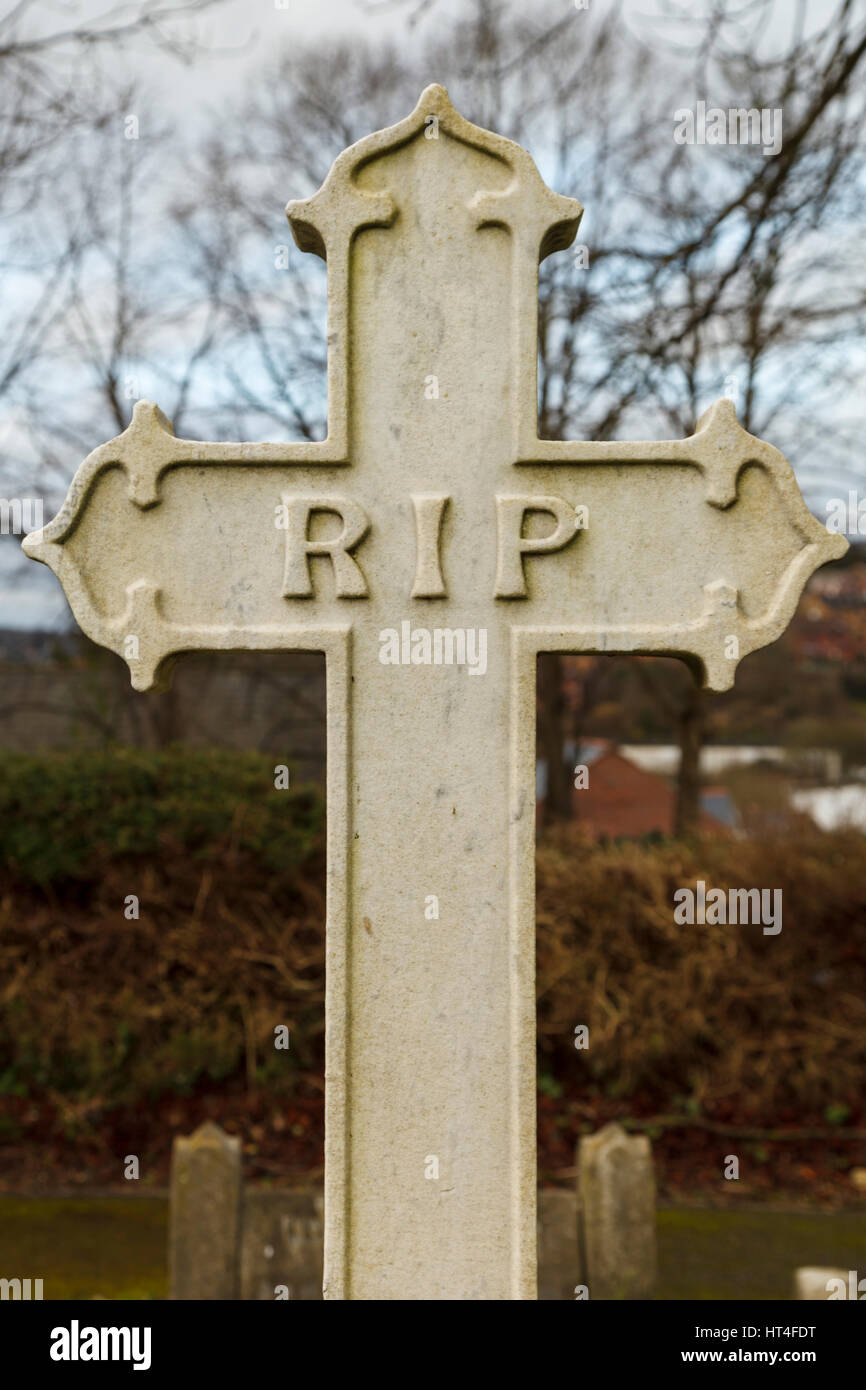 RIP en una lápida en el cementerio de High Wycombe Foto de stock