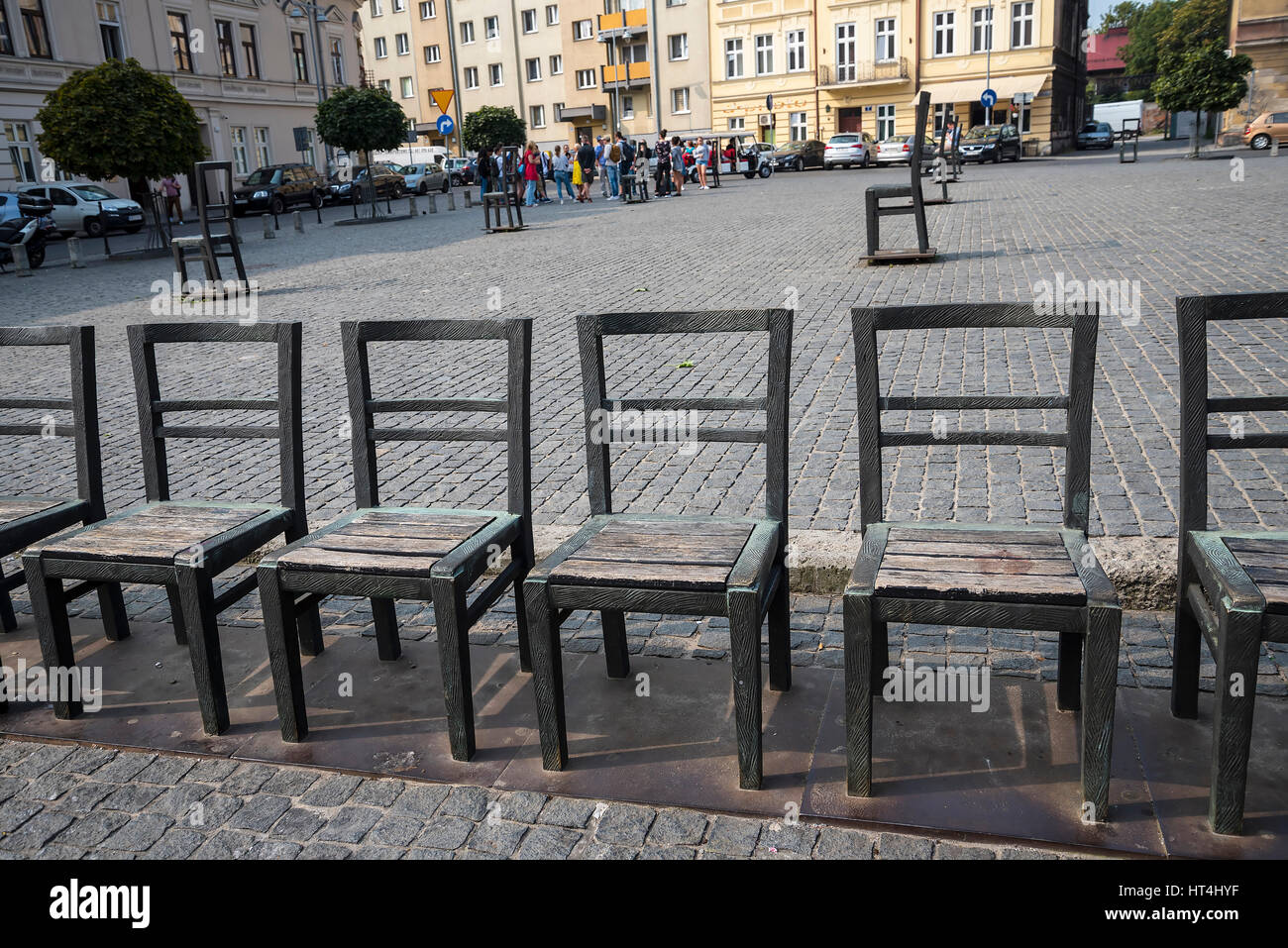 La Plaza de sillas vacías en Cracovia, Polonia es un grupo de esculturas de  bronce para recordar a los Judíos de Cracovia que fueron asesinados por los  nazis Fotografía de stock -