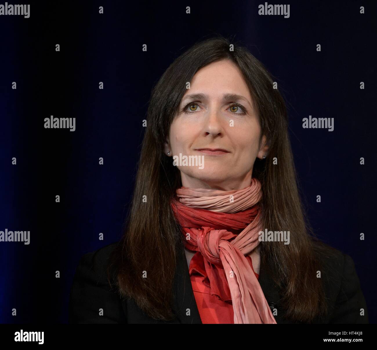 Instituto de Tecnología de Massachusetts Profesor de Ciencias Planetarias y Física Sara Seager presenta los resultados de la investigación durante un trapense-1 planetas briefing en la Sede de la NASA el 22 de febrero de 2017 en Washington, DC. Los investigadores revelaron el primer sistema conocido de siete los planetas de tamaño similar a la tierra alrededor de una estrella, llamada trapense-1. Foto de stock
