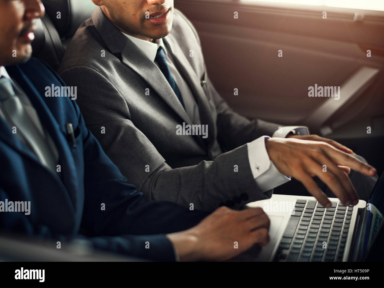 Los hombres de negocios usar el laptop Car Foto de stock