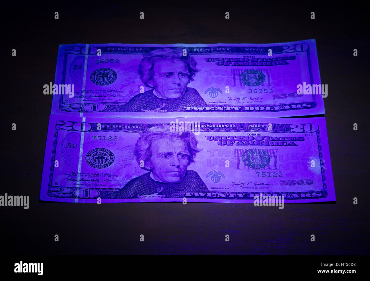 Dinero la luz ultravioleta. Dos billetes de veinte dólares bajo luz  ultravioleta Fotografía de stock - Alamy