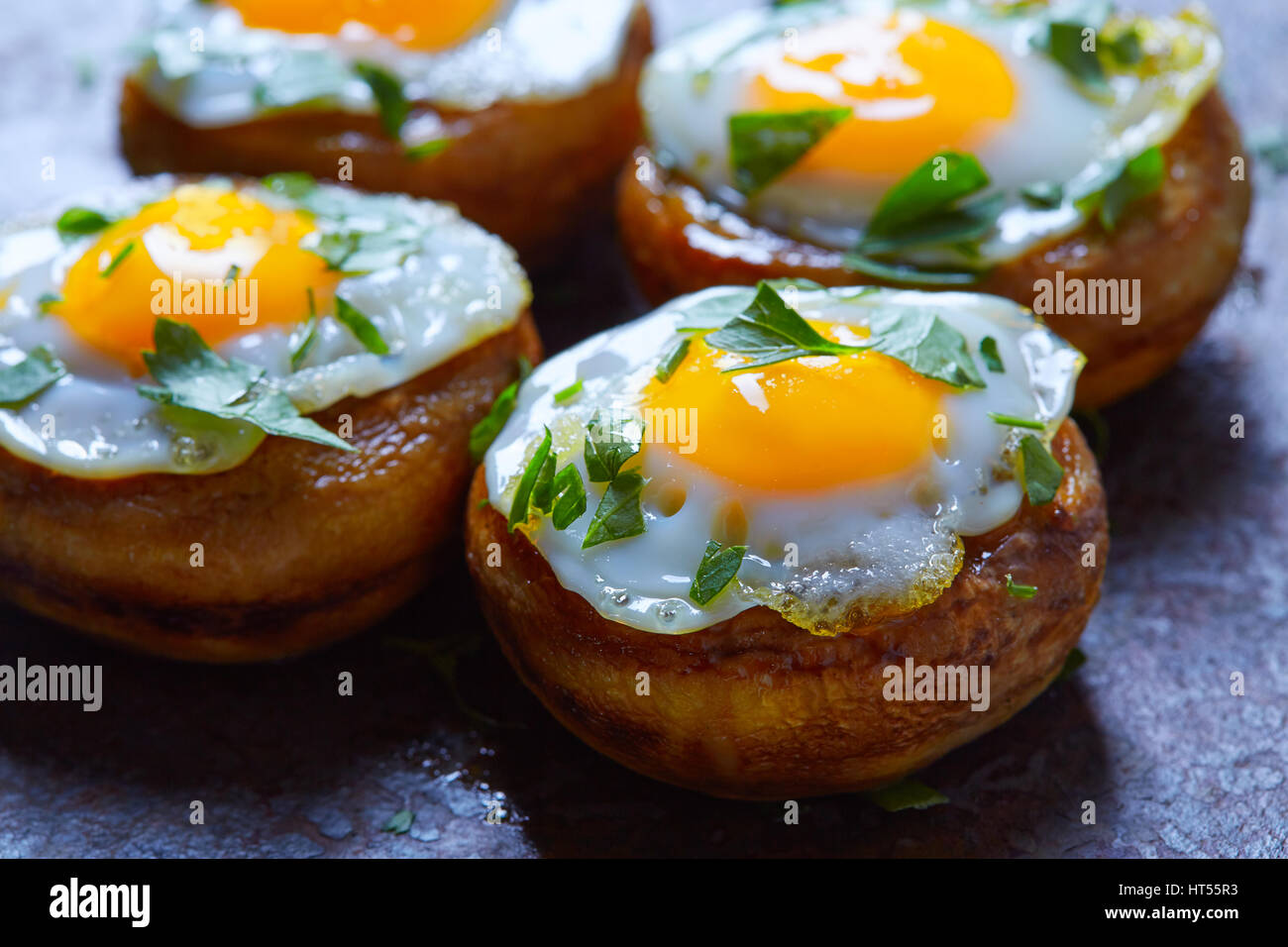 Tapas de setas con huevos de codorniz desde España pinchos pintxos Foto de stock