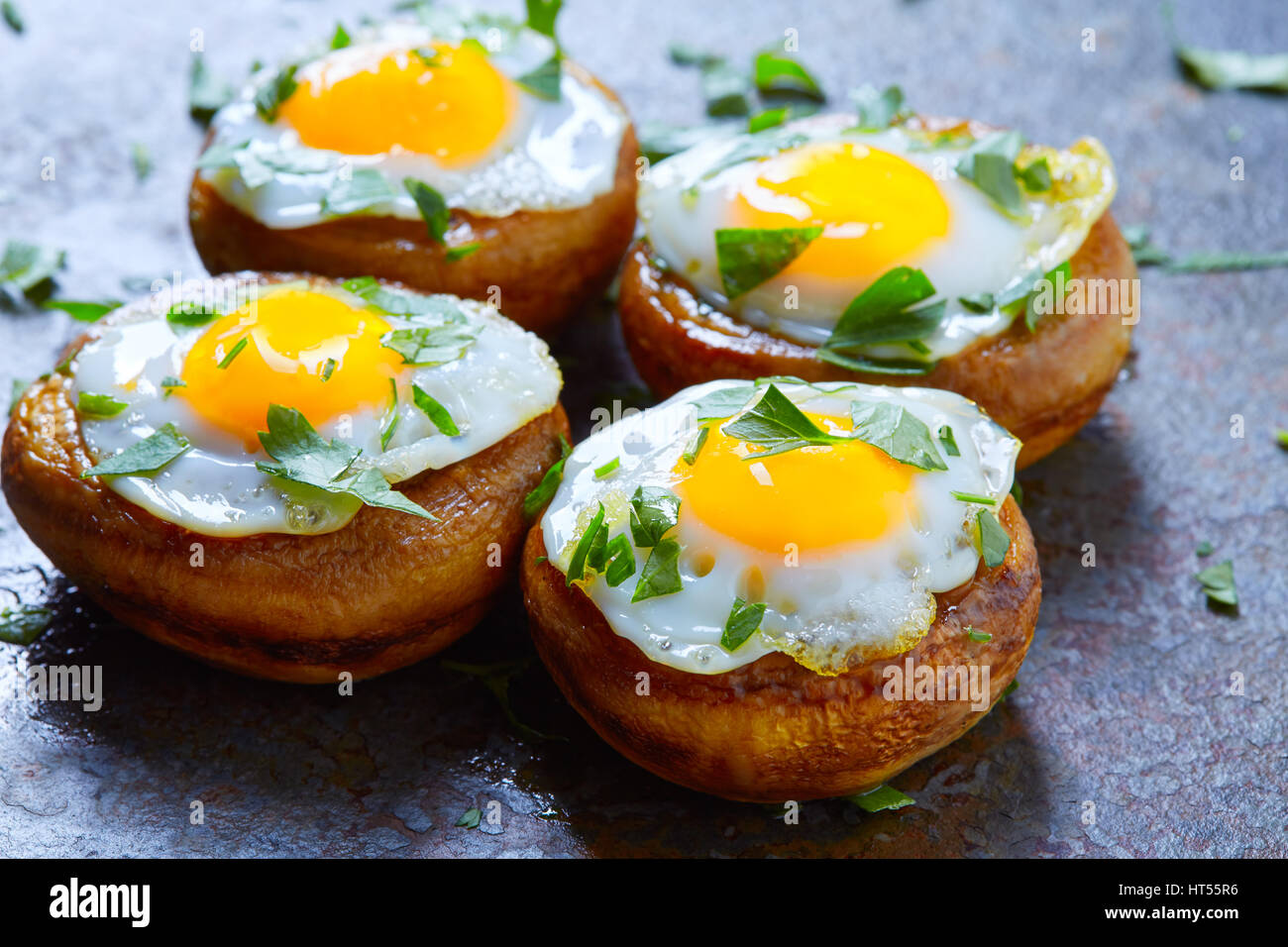 Tapas de setas con huevos de codorniz desde España pinchos pintxos Foto de stock