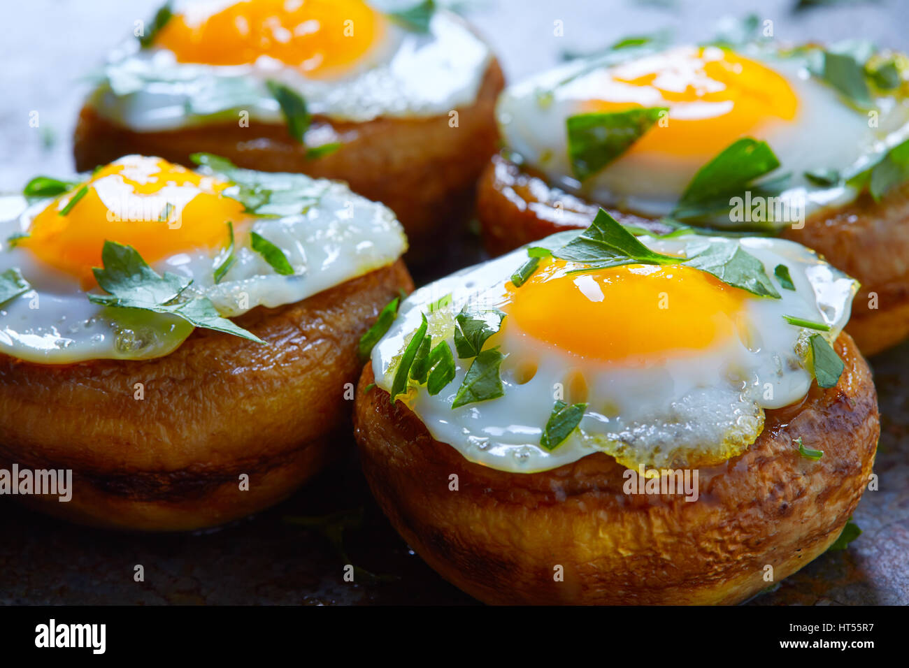 Tapas de setas con huevos de codorniz desde España pinchos pintxos Foto de stock
