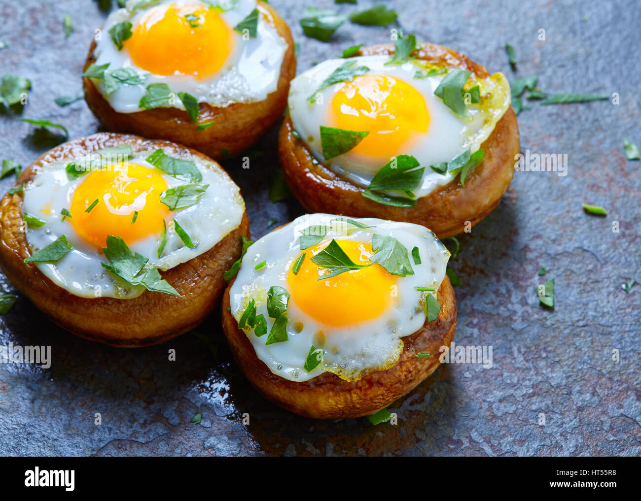 Tapas de setas con huevos de codorniz desde España pinchos pintxos Foto de stock