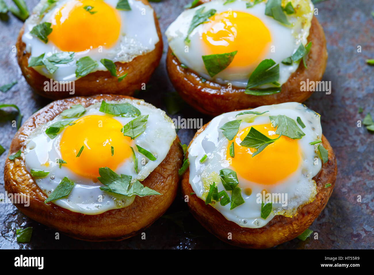 Tapas de setas con huevos de codorniz desde España pinchos pintxos Foto de stock