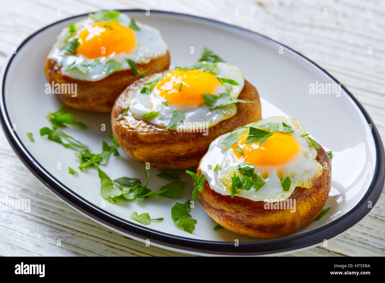 Tapas de setas con huevos de codorniz desde España pinchos pintxos Foto de stock