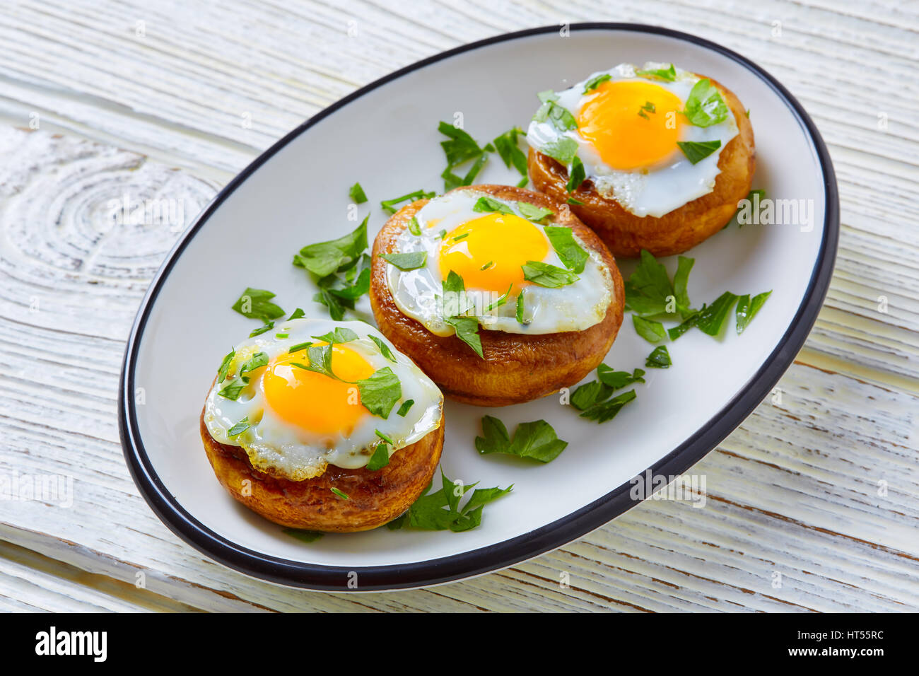 Tapas de setas con huevos de codorniz desde España pinchos pintxos Foto de stock