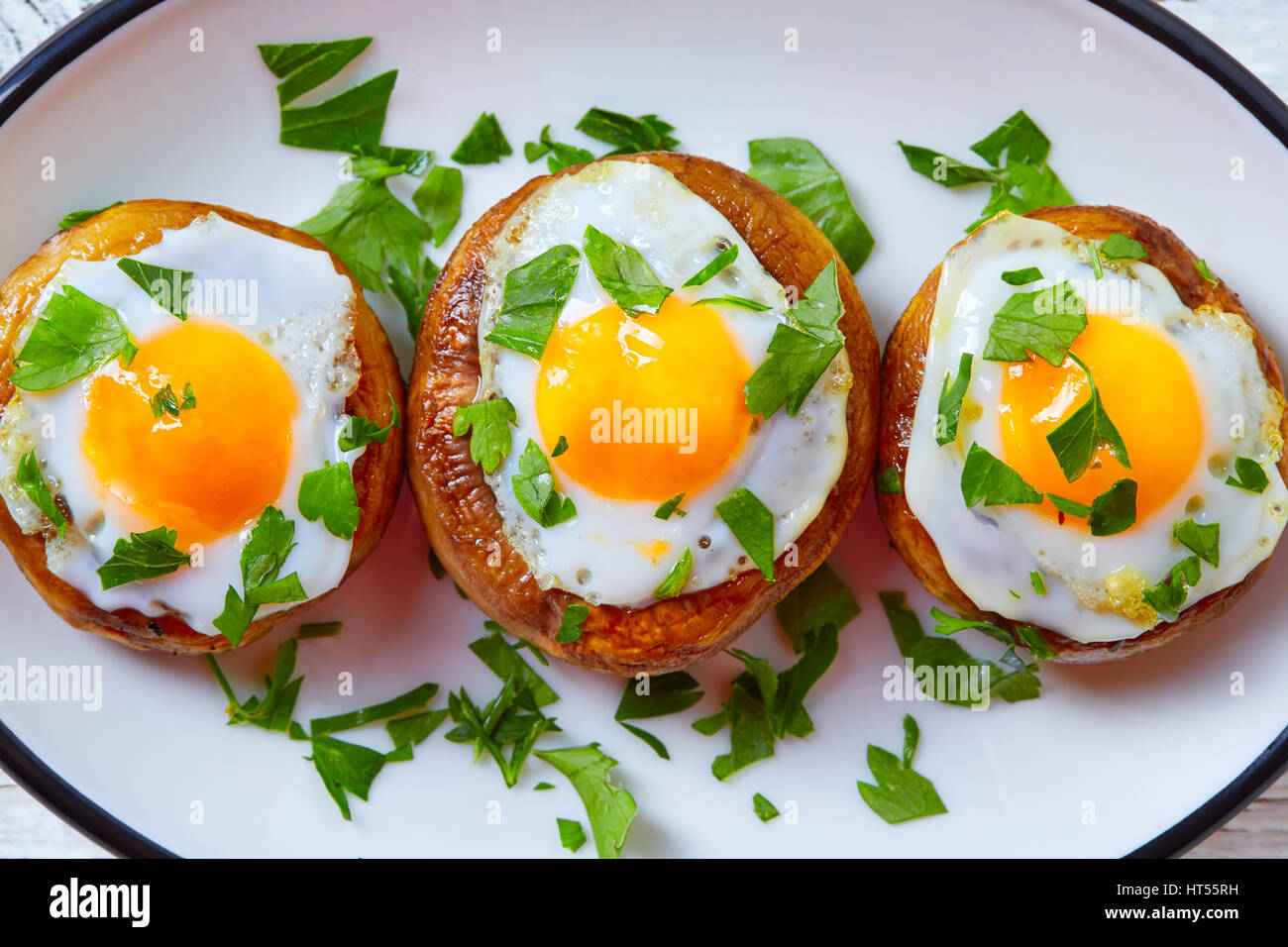 Tapas de setas con huevos de codorniz desde España pinchos pintxos Foto de stock