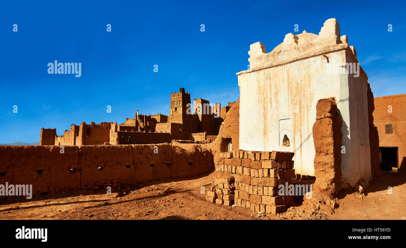 Beneficios santuario en el Glaoui Kasbah de Ounilla Tamedaght en el valle rodeado por la hammada (stoney) desierto en las estribaciones de las Altas Foto de stock