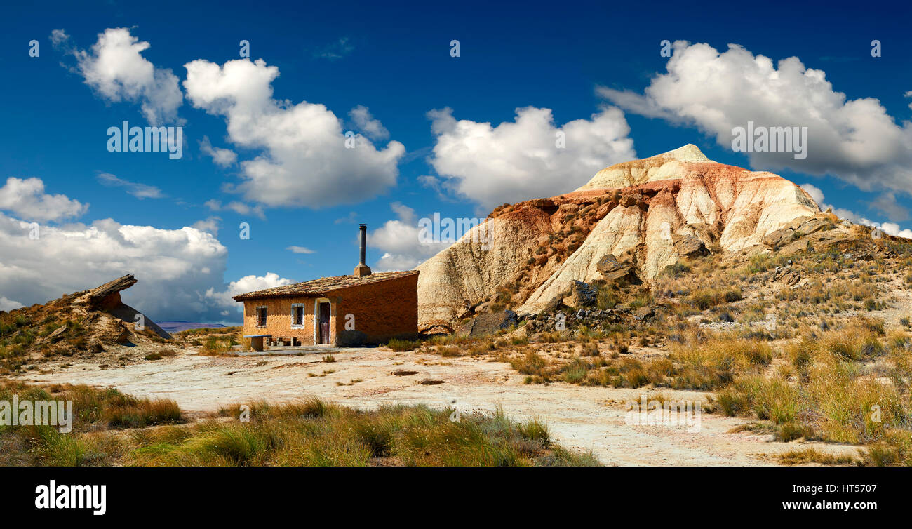 Castildeterra formación rocosa en la Bardena Blanca, zona del Parque Natural de las Bardenas Riales, Navarra, España Foto de stock