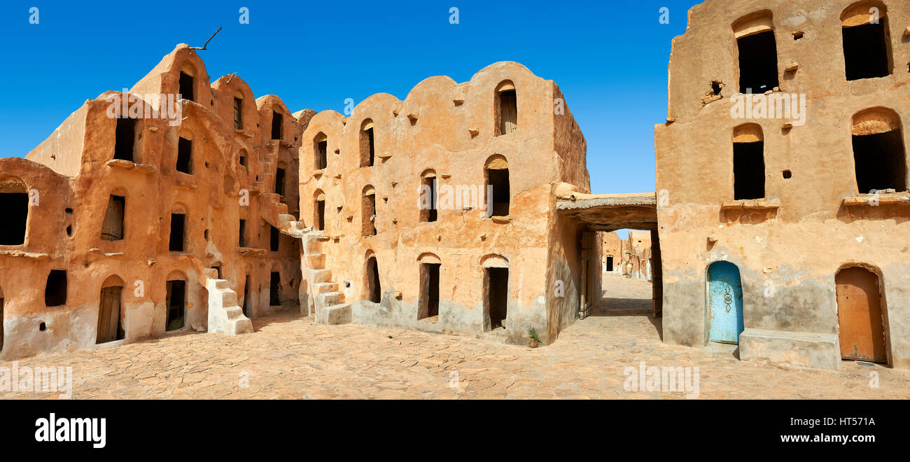 El Ksar Ouled Soltane, un tradicional fortificado árabe y bereber del Sáhara adobe granero bodegas abovedadas, Túnez Foto de stock
