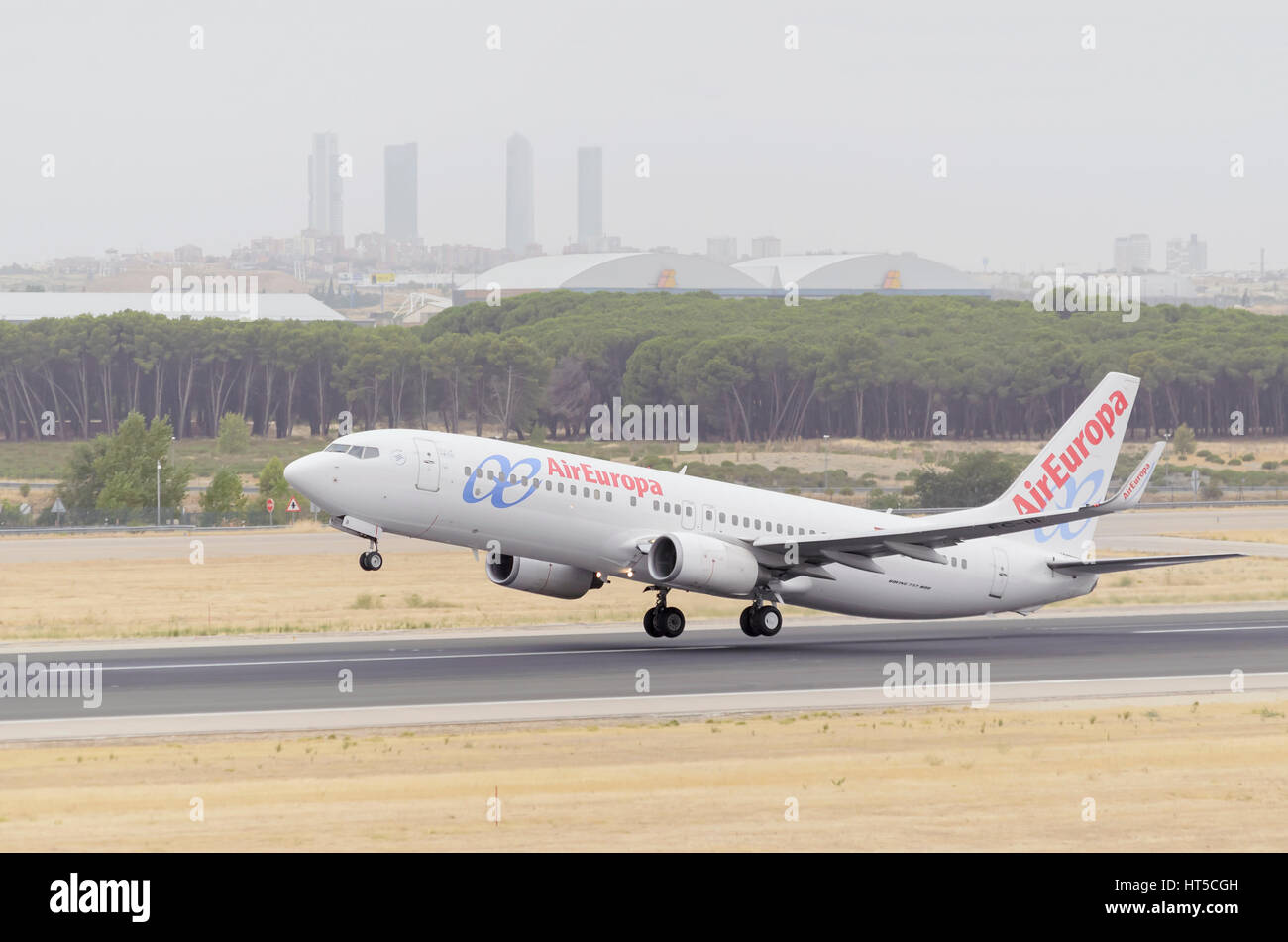 Avión Boeing 737 de Air Europa Líneas Aéreas, está despegando desde Madrid Barajas, Adolfo