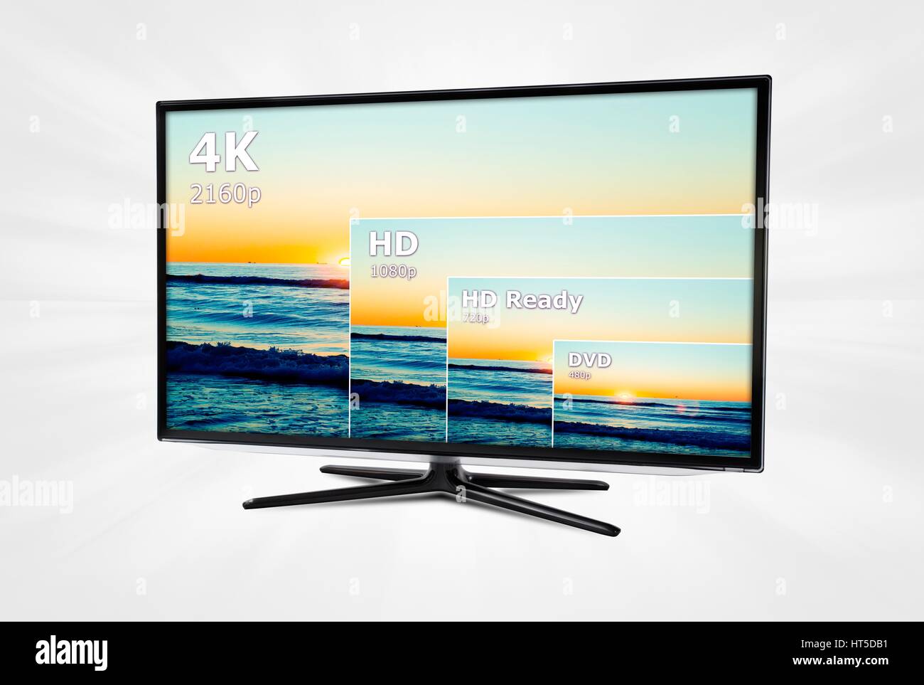 Pantalla de tv de 4K con la comparación de las resoluciones. Foto de stock