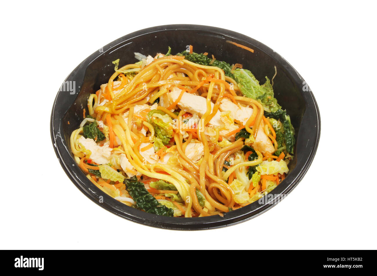 Comida de microondas, pollo chow mein en una caja de plástico aislado  contra un blanco Fotografía de stock - Alamy