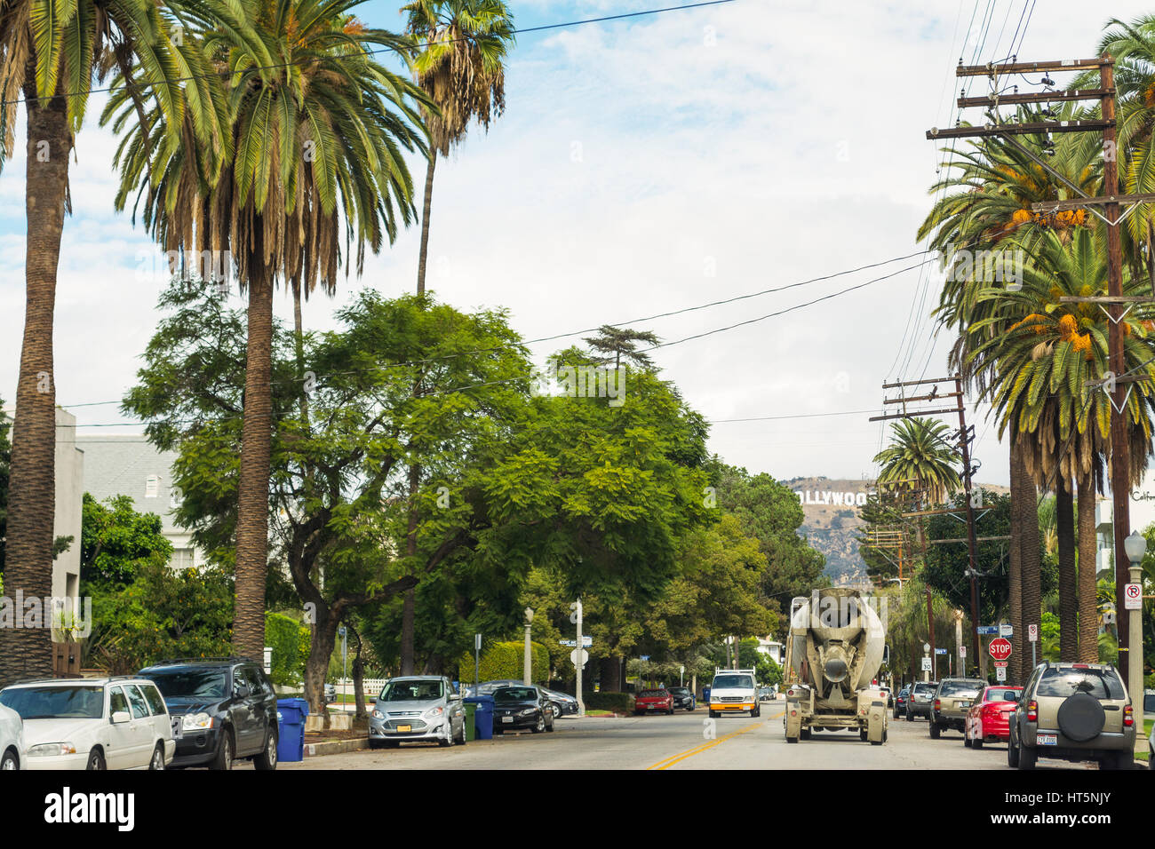 LOS ANGELES, California - 28 de octubre de 2016:cartel de Hollywood con palmeras en primer plano, California Foto de stock