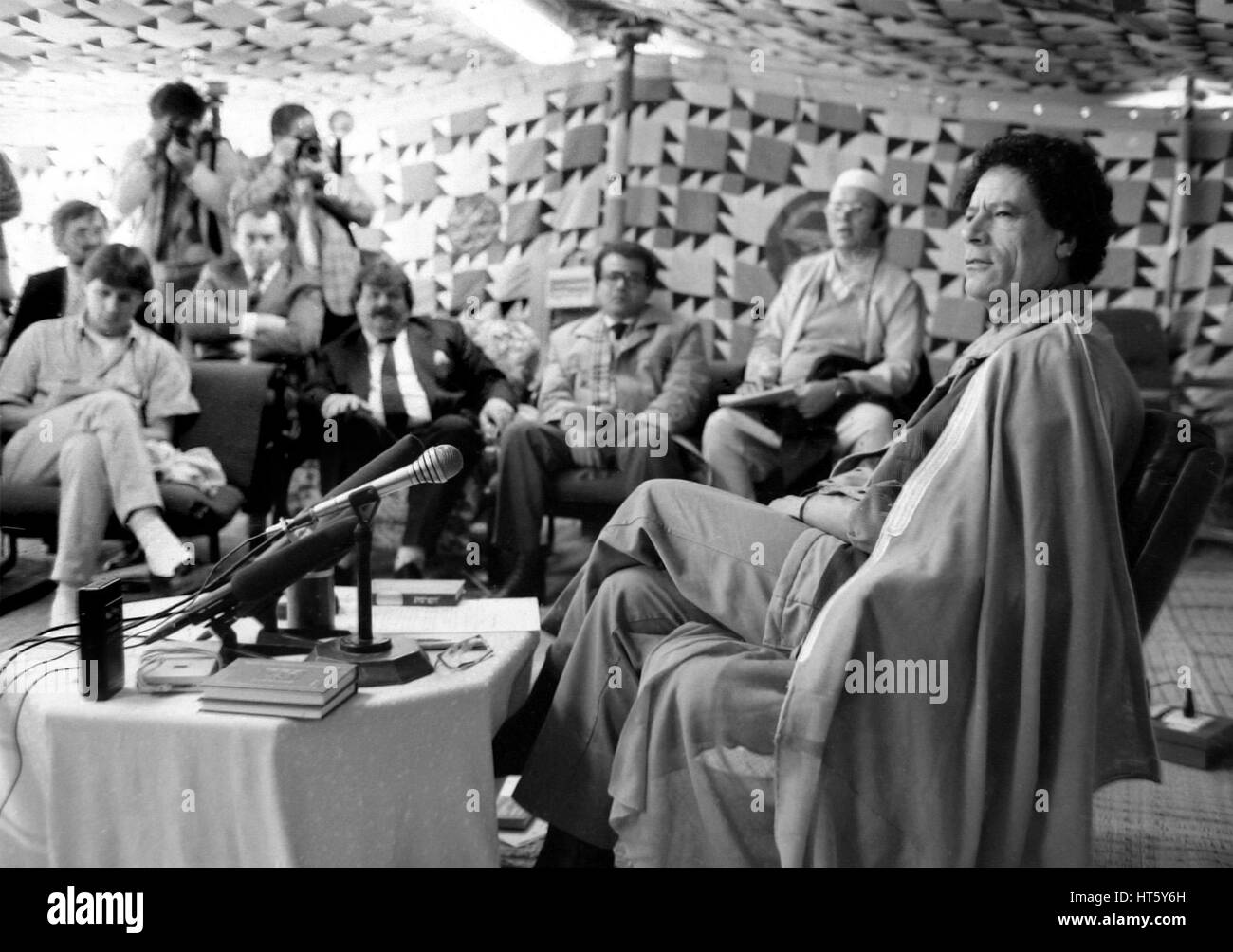 Trípoli, Libia, 31 de enero de 1988 - El líder de la Revolución Libia Muammar Al-Gaddhafi en la recepción de Heinz Weifenbach (Presidente de la asociación alemana de Hockey sobre Hielo ECD Iserlohn) en enero de 1988, en la que un visitante carpa en las afueras de Trípoli, Libia Foto de stock