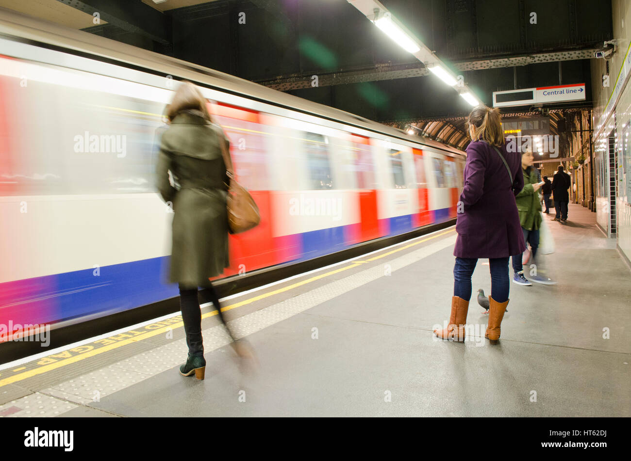 A la espera de un tren en la plataforma de la estación de metro de Londres Foto de stock