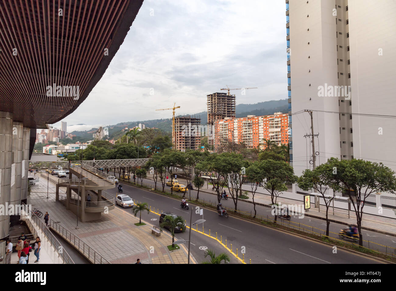 BUCARAMANGA, COLOMBIA - 2 de mayo: el tráfico pasa el Centro Comercial Cacique el 2 de mayo de 2016 en la ciudad de Bucaramanga, Colombia. Foto de stock