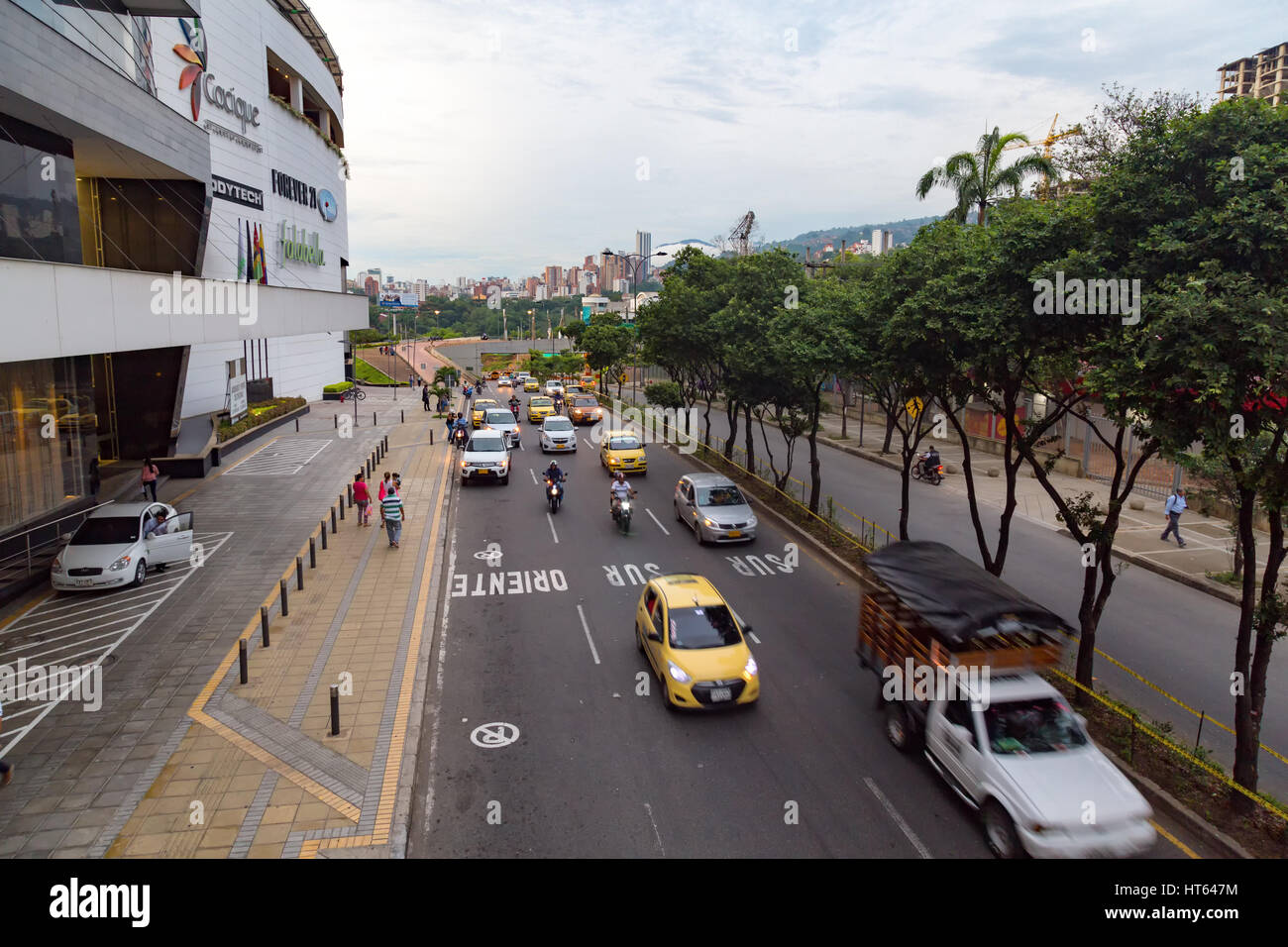 BUCARAMANGA, COLOMBIA - 2 de mayo: el tráfico pasa el Centro Comercial Cacique el 2 de mayo de 2016 en la ciudad de Bucaramanga, Colombia. Foto de stock