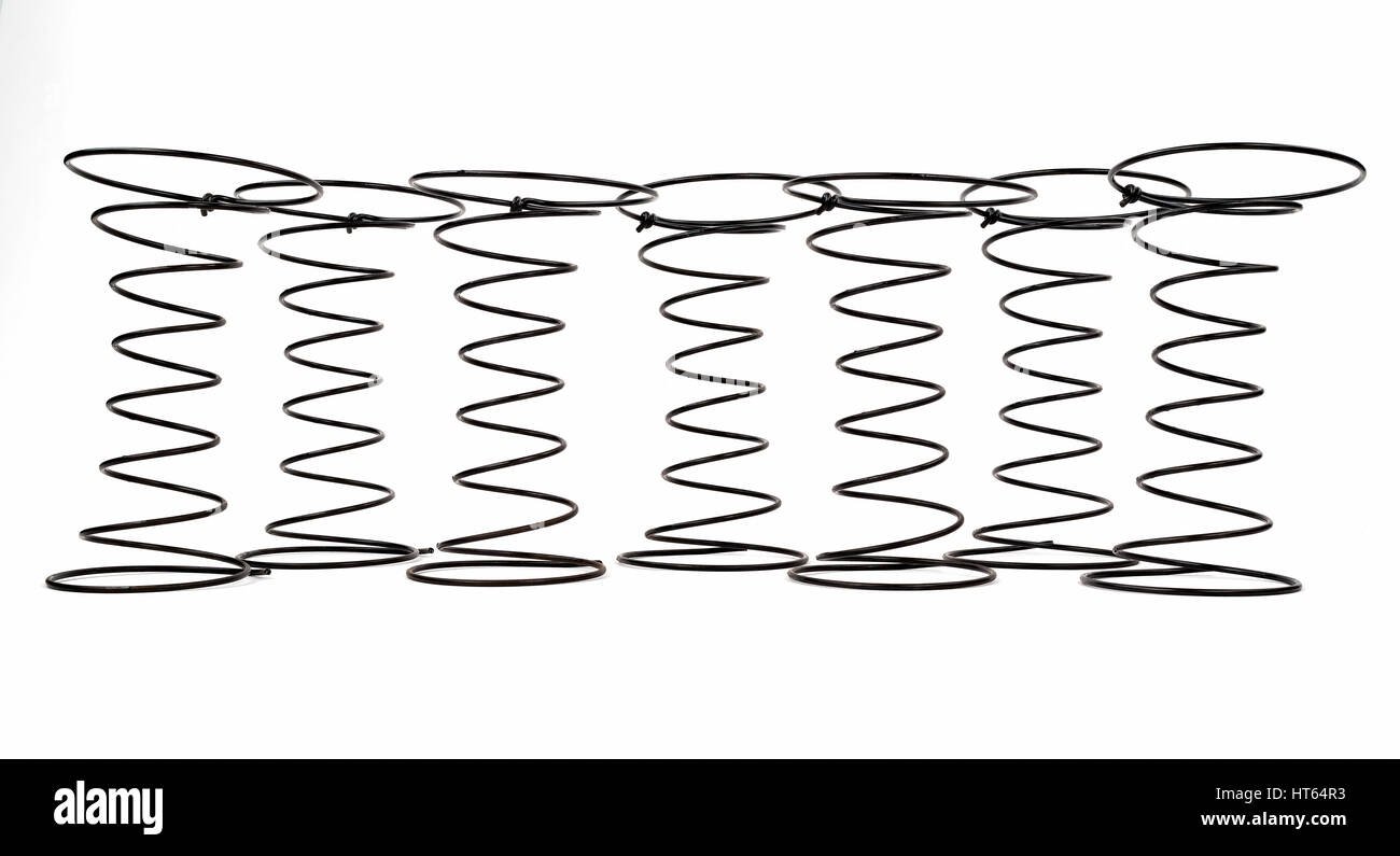 Cable negro de siete muelles usados en la tapicería sobre fondo blanco. Foto de stock