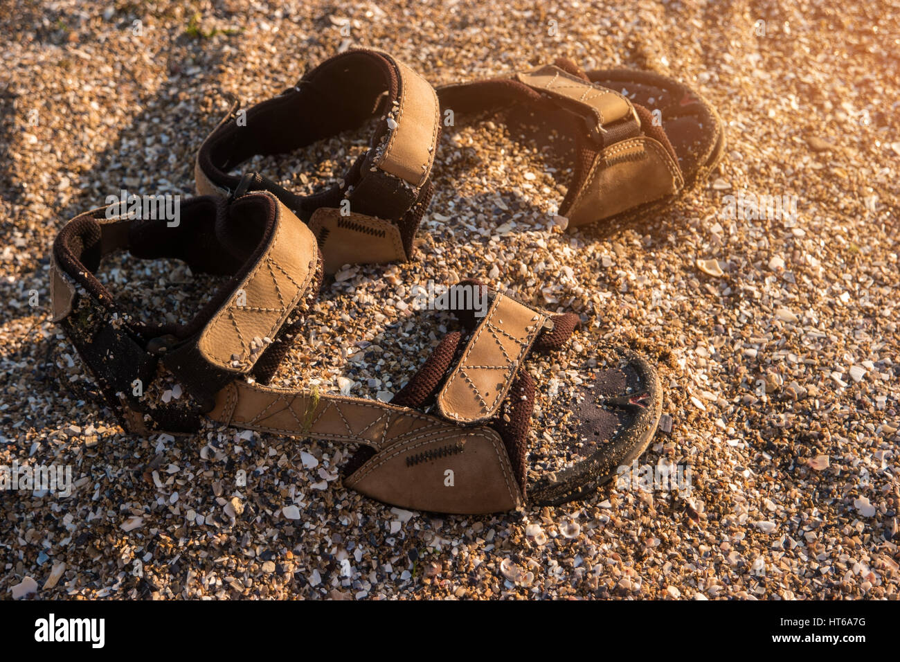 Zapatos en la arena. Los hombres sandalias de color marrón. Perderse en la  exótica isla. Escapar de las preocupaciones Fotografía de stock - Alamy