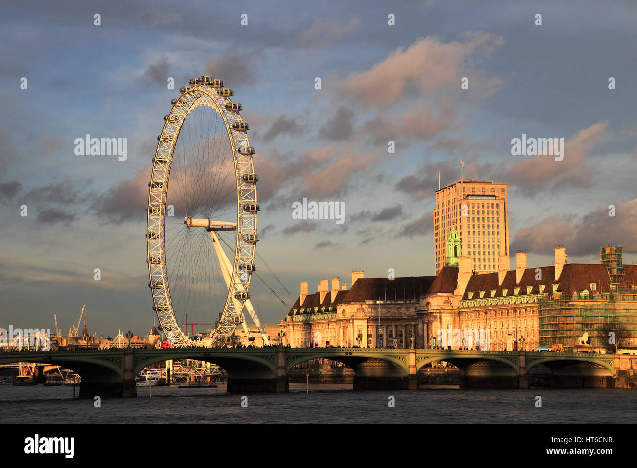 Atardecer de verano, el London eye o Noria del Milenio se inauguró en 1999, South Bank, el río Támesis, Lambeth, Londres, Inglaterra Foto de stock
