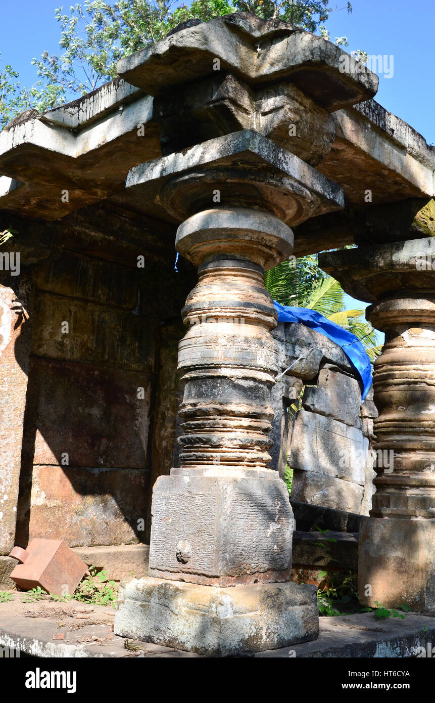 Las ruinas de un templo pequeño en forma de Dubare Elephant Camp, cerca Kushalnagar, Distrito Coorg, Karnataka, India Foto de stock