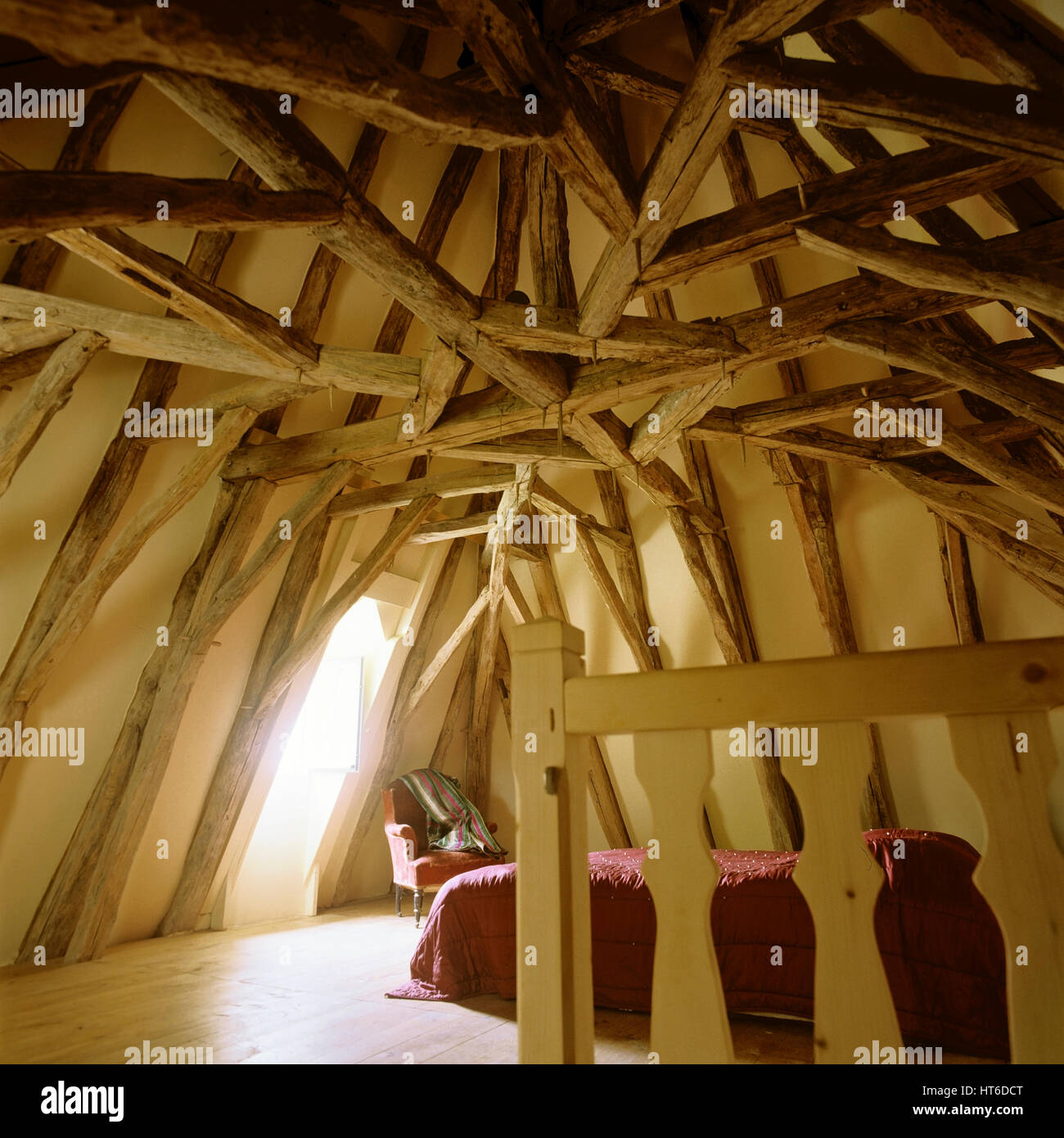 Dormitorio con vigas en el techo. Foto de stock