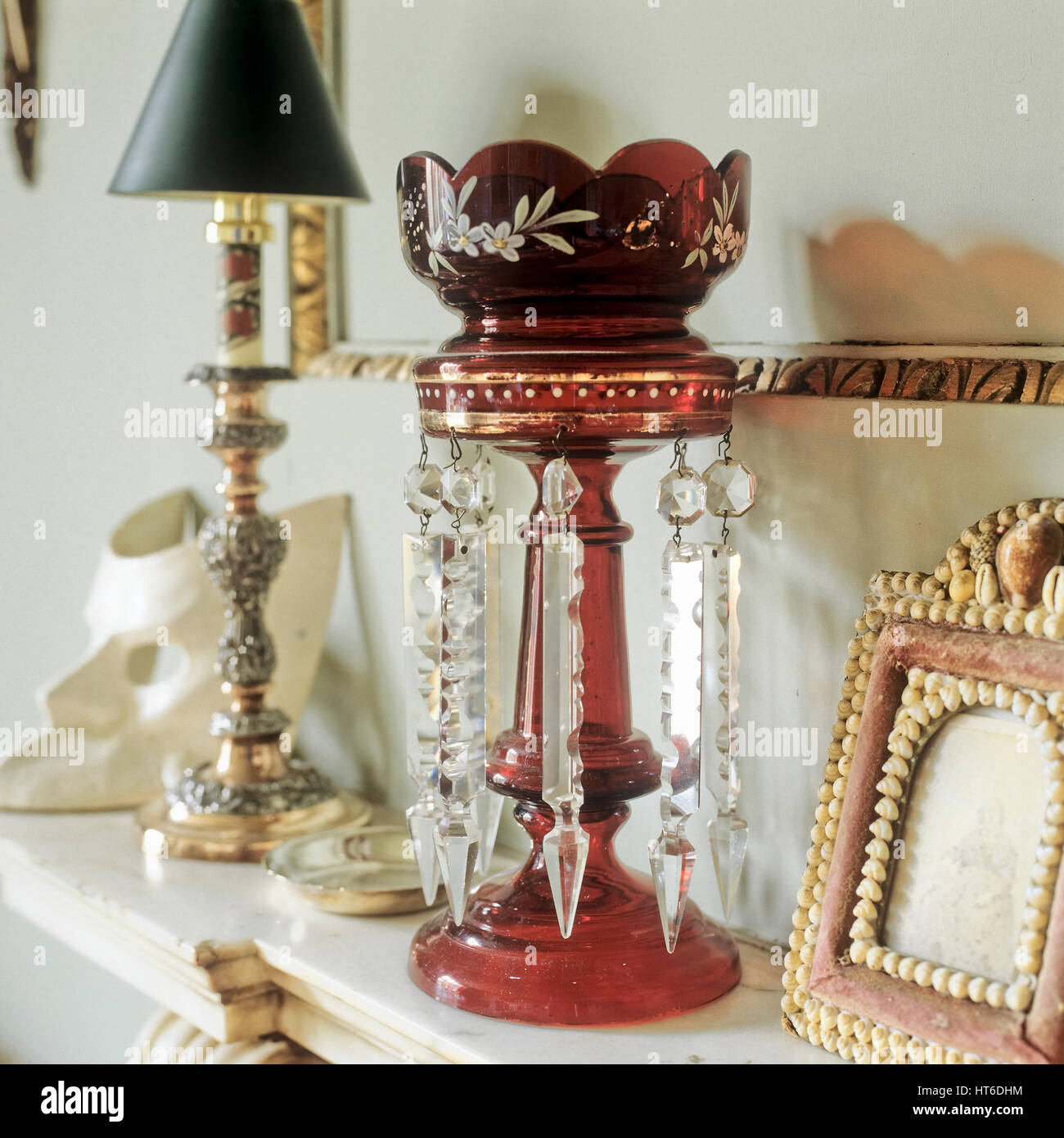 Lámpara y ornamento de repisa de chimenea. Foto de stock