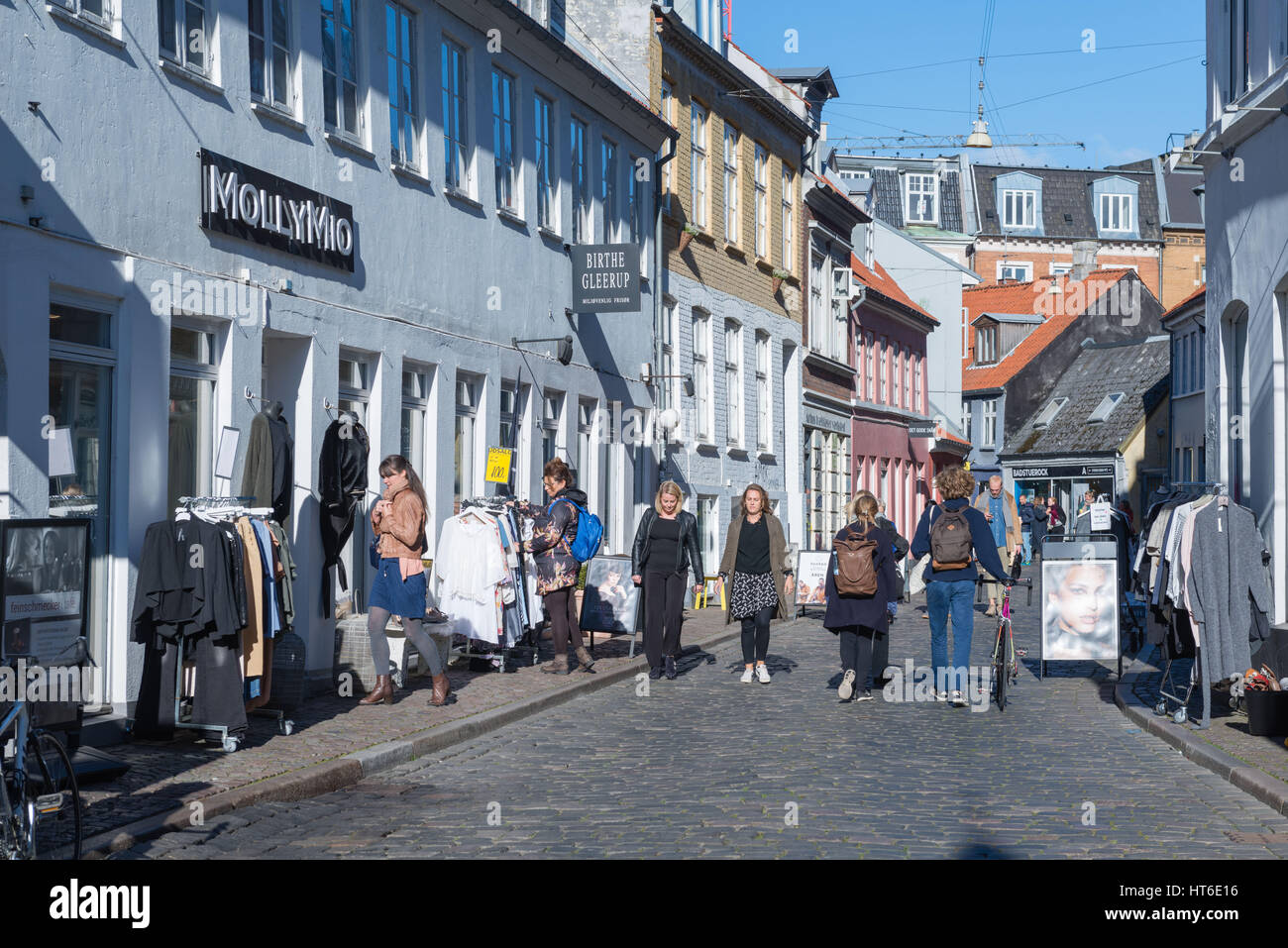 Ir de compras en el centro de la ciudad de Aarhus, capital europea de la Cultura en 2017, en el norte de Jutlandia, Dinamarca Foto de stock