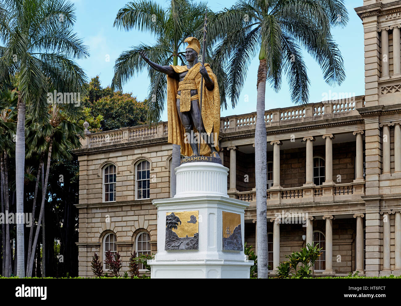 Honolulu, Hawaii, USA - Agosto 6, 2016: La estatua del rey Kamehameha, delante del antiguo edificio judicial en el centro de Honolulu, Hawaii. Foto de stock