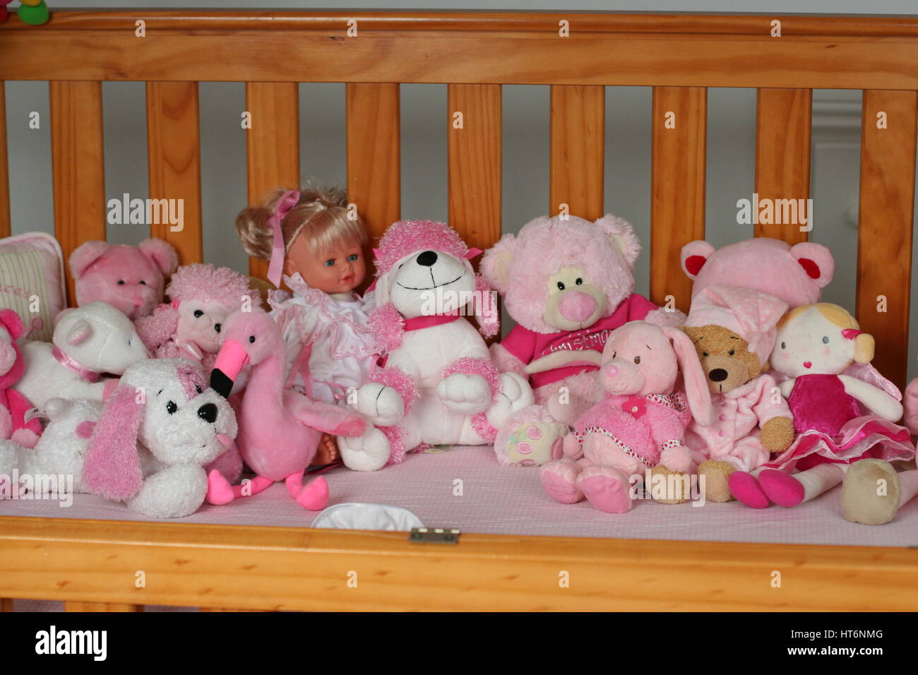 Rosa ositos de peluche y muñecas en un bebé recién nacido niñas cuna,  juegos infantiles, niños teddies, muñecos de peluche, concepto de infancia  Fotografía de stock - Alamy