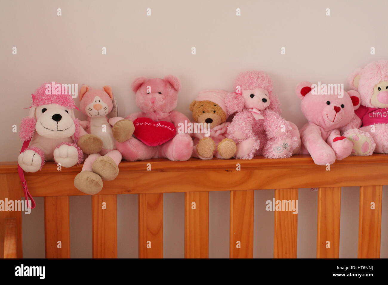 Rosa ositos de peluche y muñecas en un bebé recién nacido niñas cuna,  juegos infantiles, niños teddies, muñecos de peluche, concepto de infancia  Fotografía de stock - Alamy