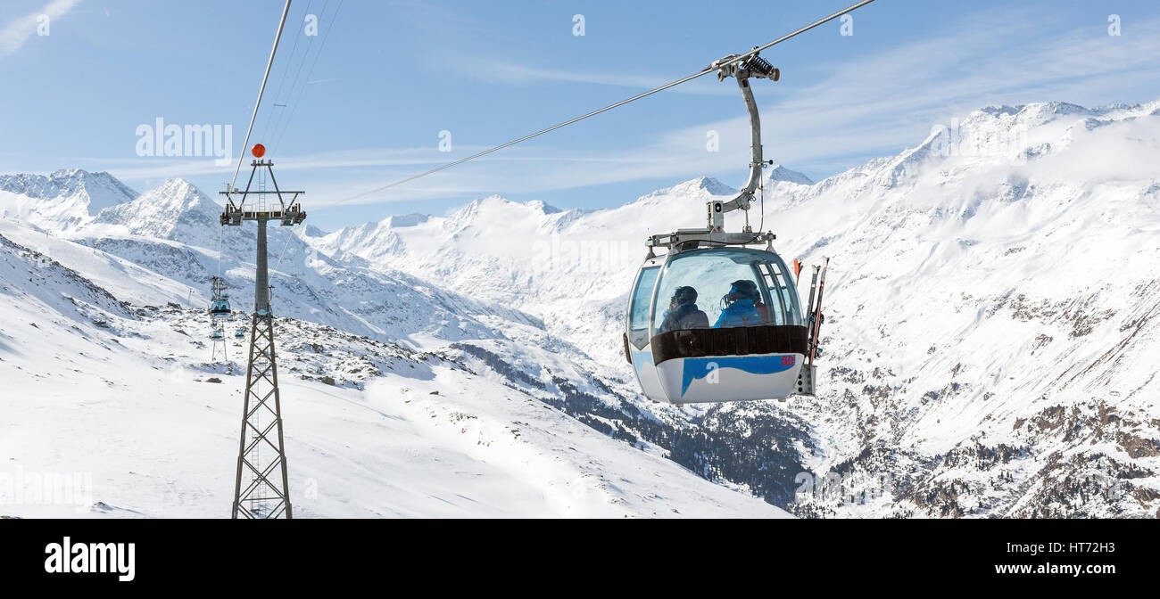Vista panorámica de la telecabina de la estación de esquí de Hochgurgl en los Alpes austríacos. Foto de stock