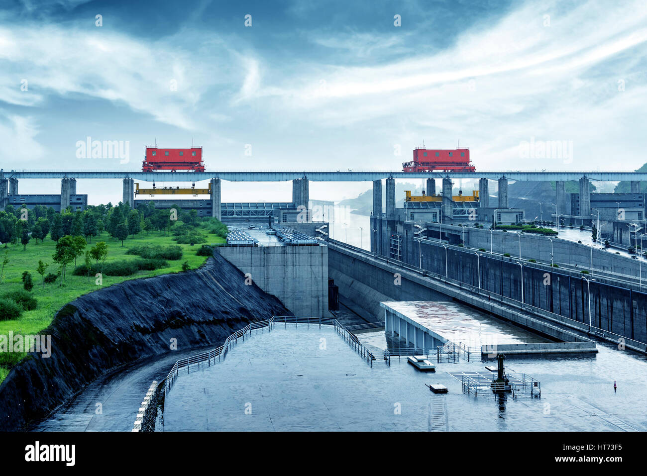 China Yangtze presa de las Tres Gargantas, en la lluvia. Foto de stock