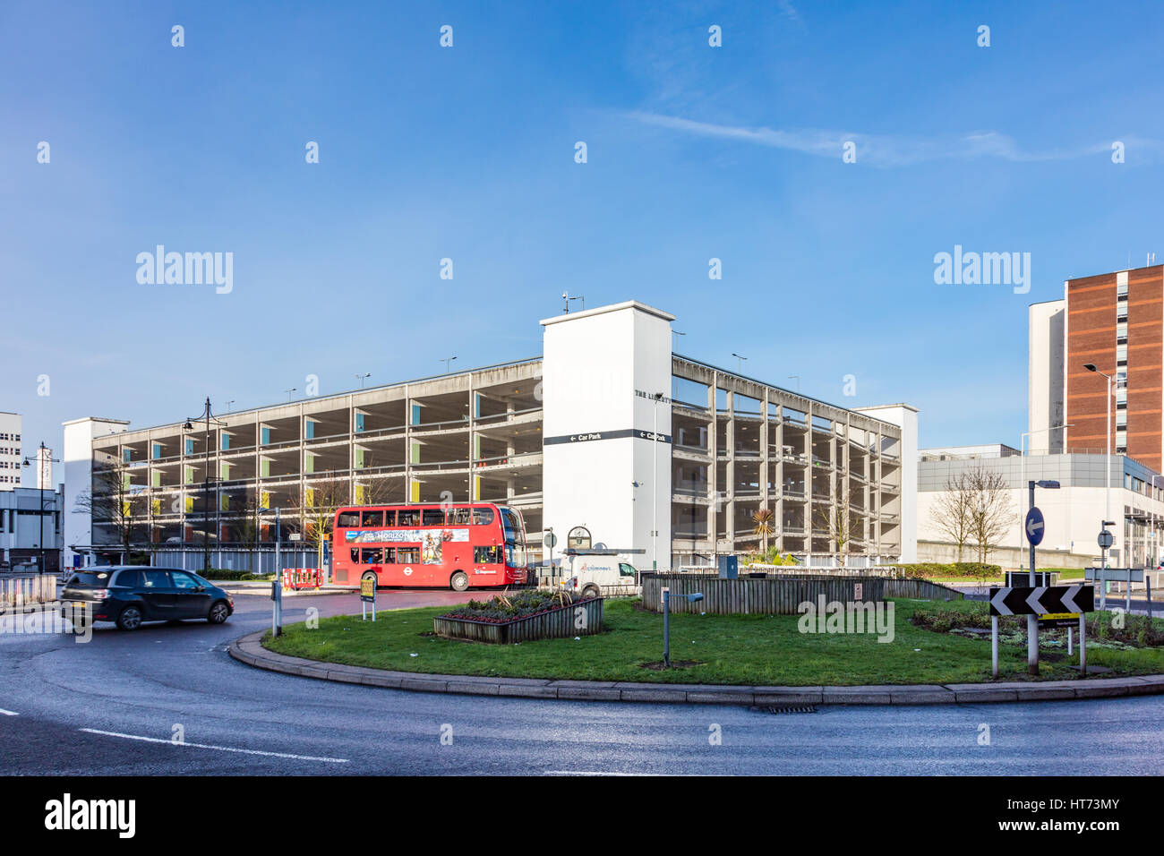 Gran estacionamiento de varios pisos para la Libertad shopping center, en el A1251, carretera de circunvalación de Romford, en una concurrida rotonda, London, UK Foto de stock