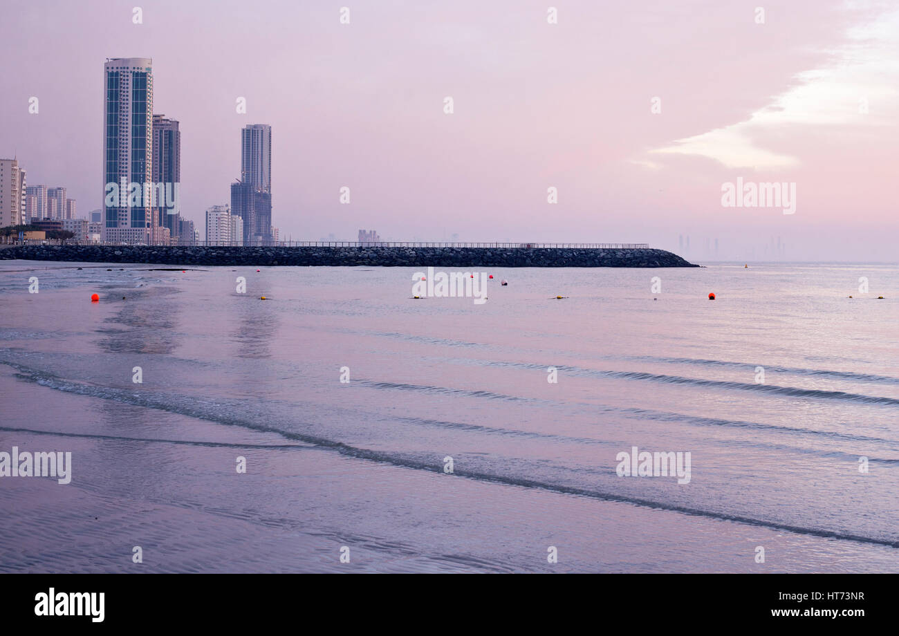 Calma las aguas frente a la playa, Ajman, Ajman, Emiratos Árabes Unidos Foto de stock