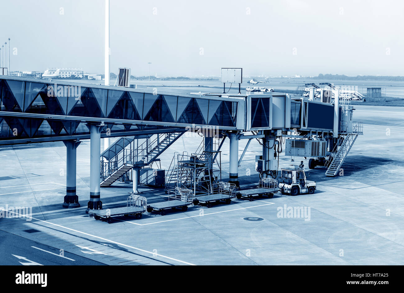 Puente de embarque del aeropuerto de Shanghai Pudong Foto de stock