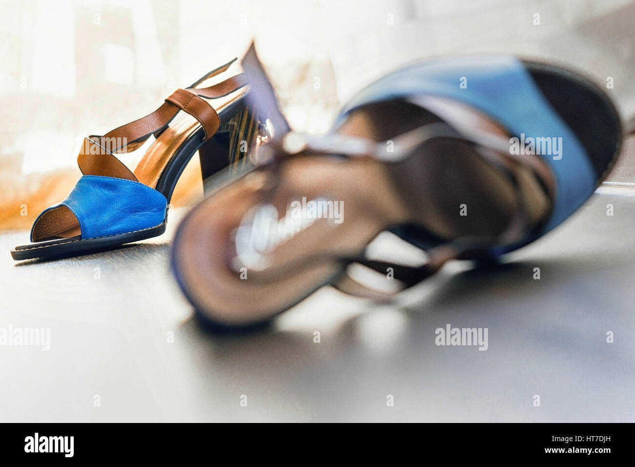 Par de zapatos de mujer de verano de espuma sobre un piso de madera.  Sandalias de tacón alto Fotografía de stock - Alamy