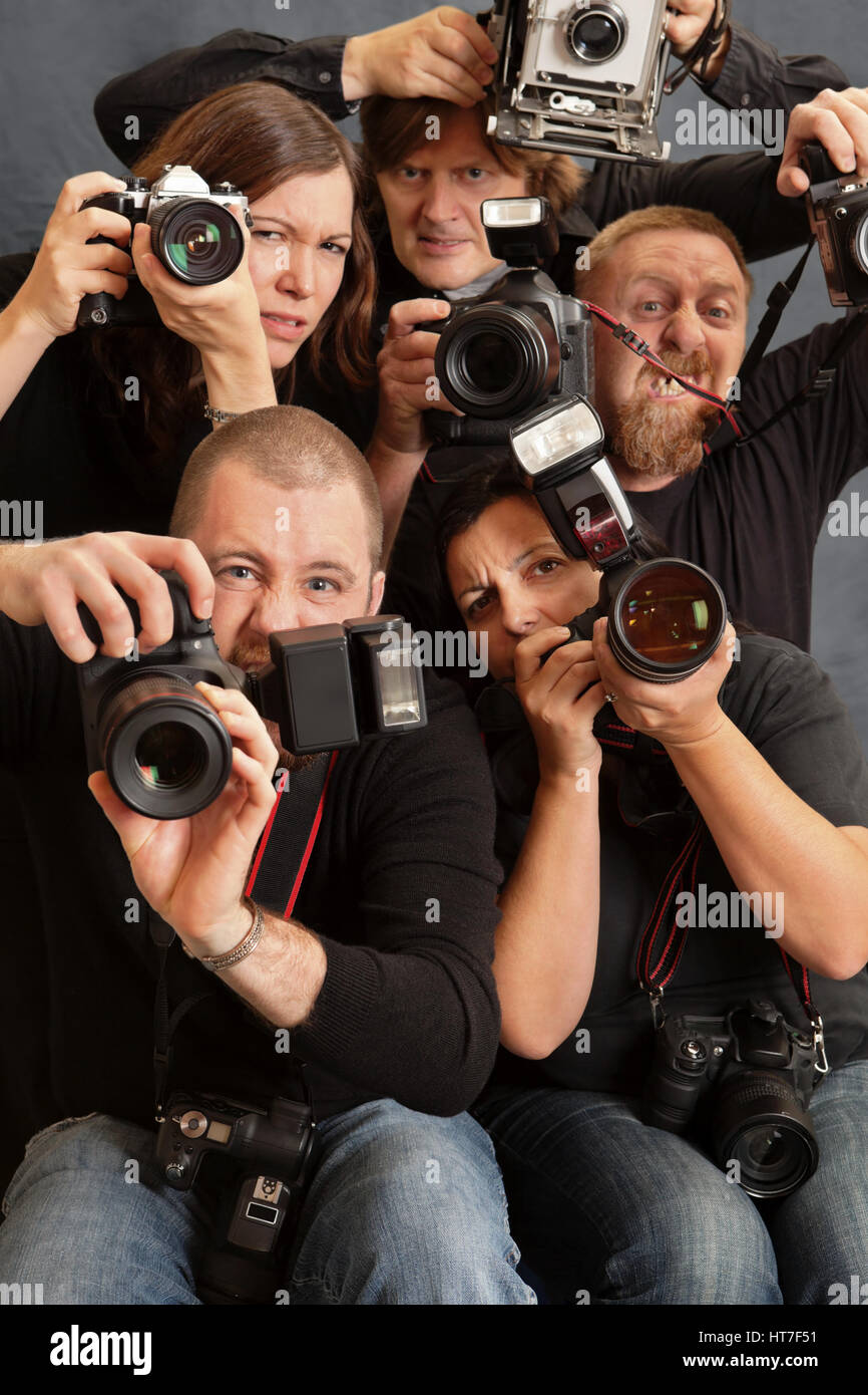 Foto de paparazzi luchan por espacio para tomar fotos. Se centra en el rostro del varón en la parte delantera. Foto de stock