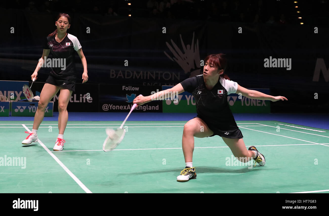 Japón Shiaho Tanaka (derecha) y Koharu Yonemoto en acción durante el partido de dobles de mujeres durante el día dos de la YONEX All England Open Badminton Campeonatos en el Barclaycard Arena, Birmingham. Foto de stock