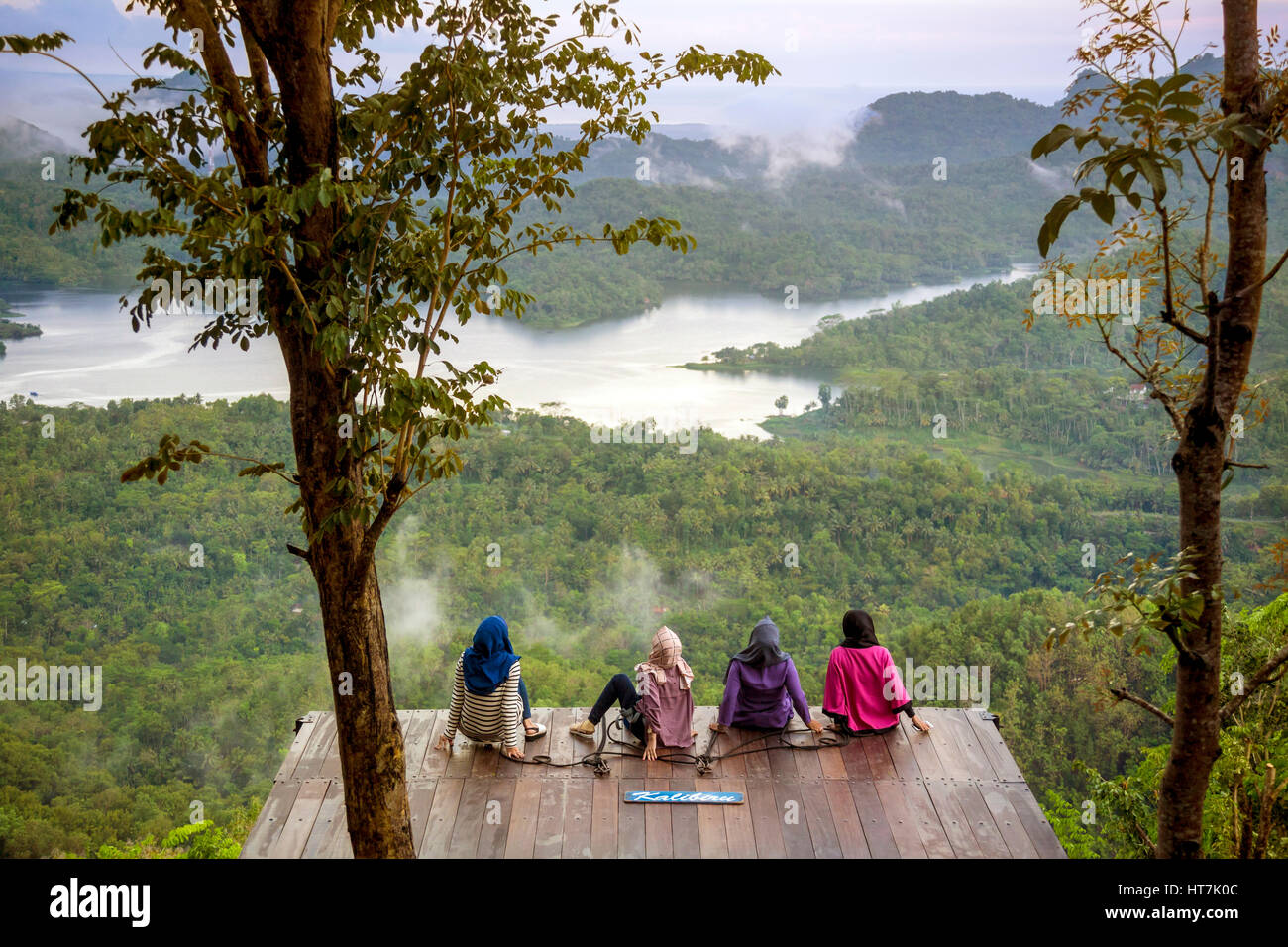 Un alto ángulo de vista de las mujeres explorando Kalibiru National Park en Java, Indonesia Foto de stock