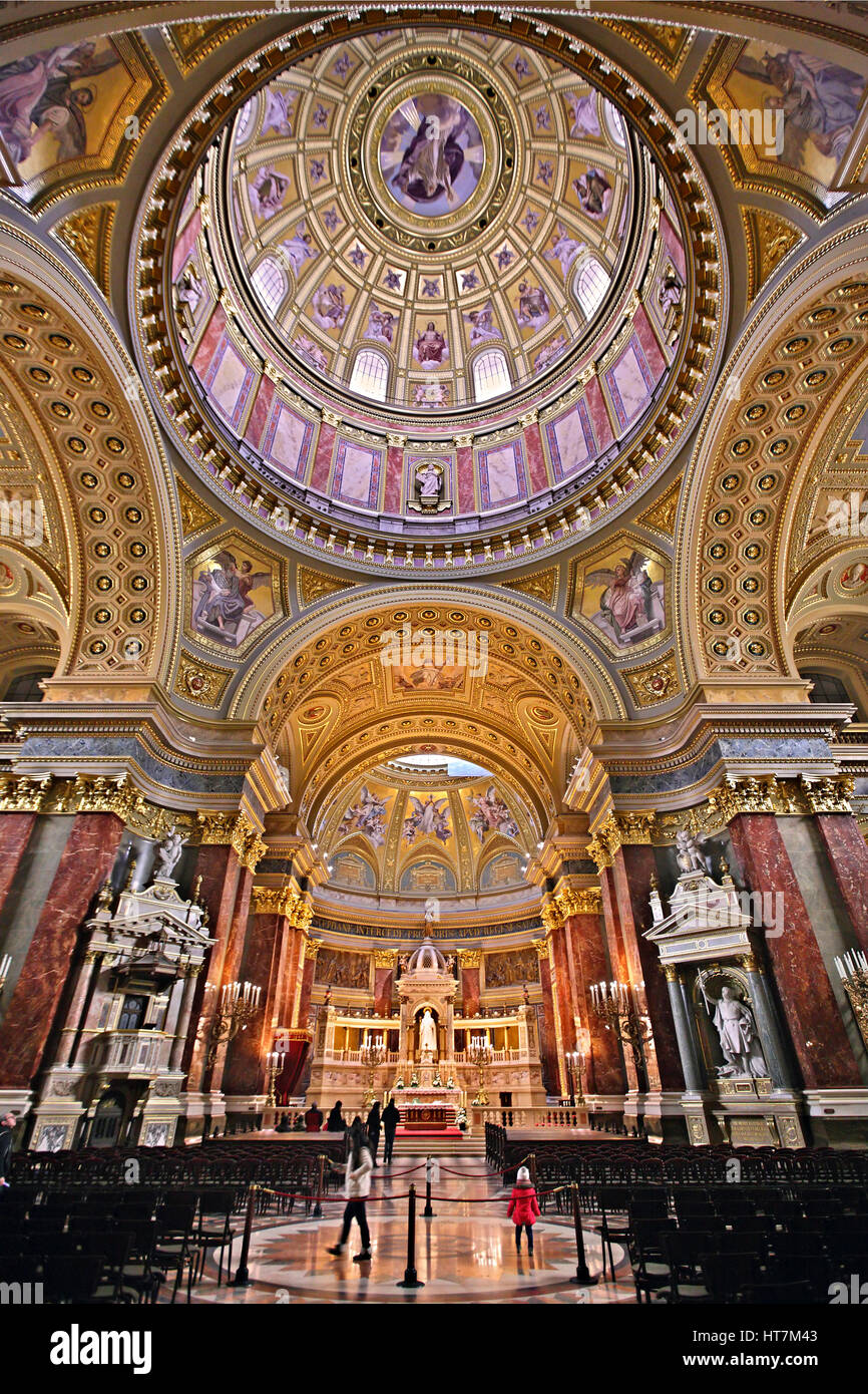 La imponente cúpula de la Basílica de San Esteban (Szent Istvan Bazilika), plaga, Budapest, Hungría. Foto de stock