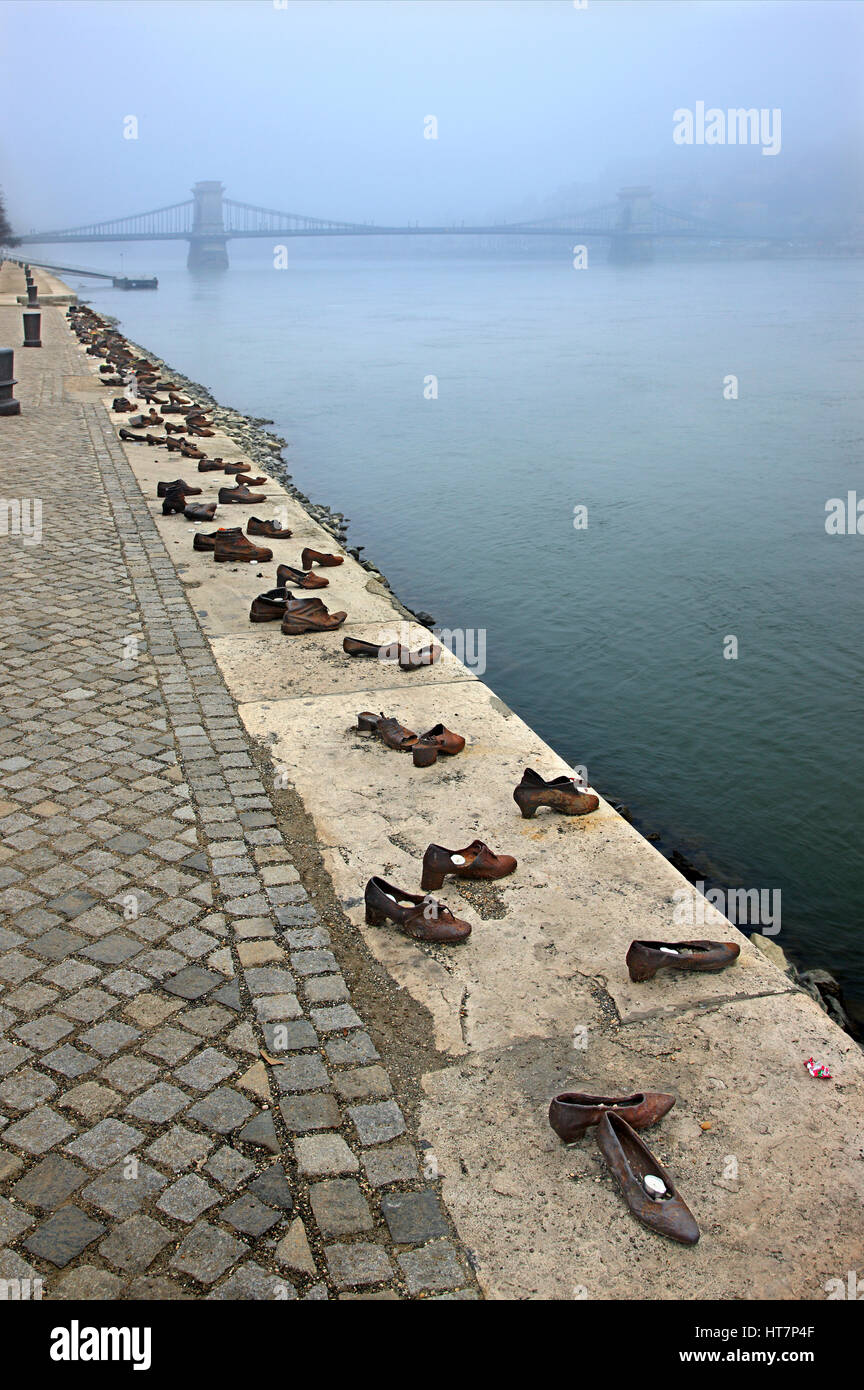 "Azadas en las orillas del Danubio' memorial en el lado de Pest, en Budapest, Hungría. Foto de stock