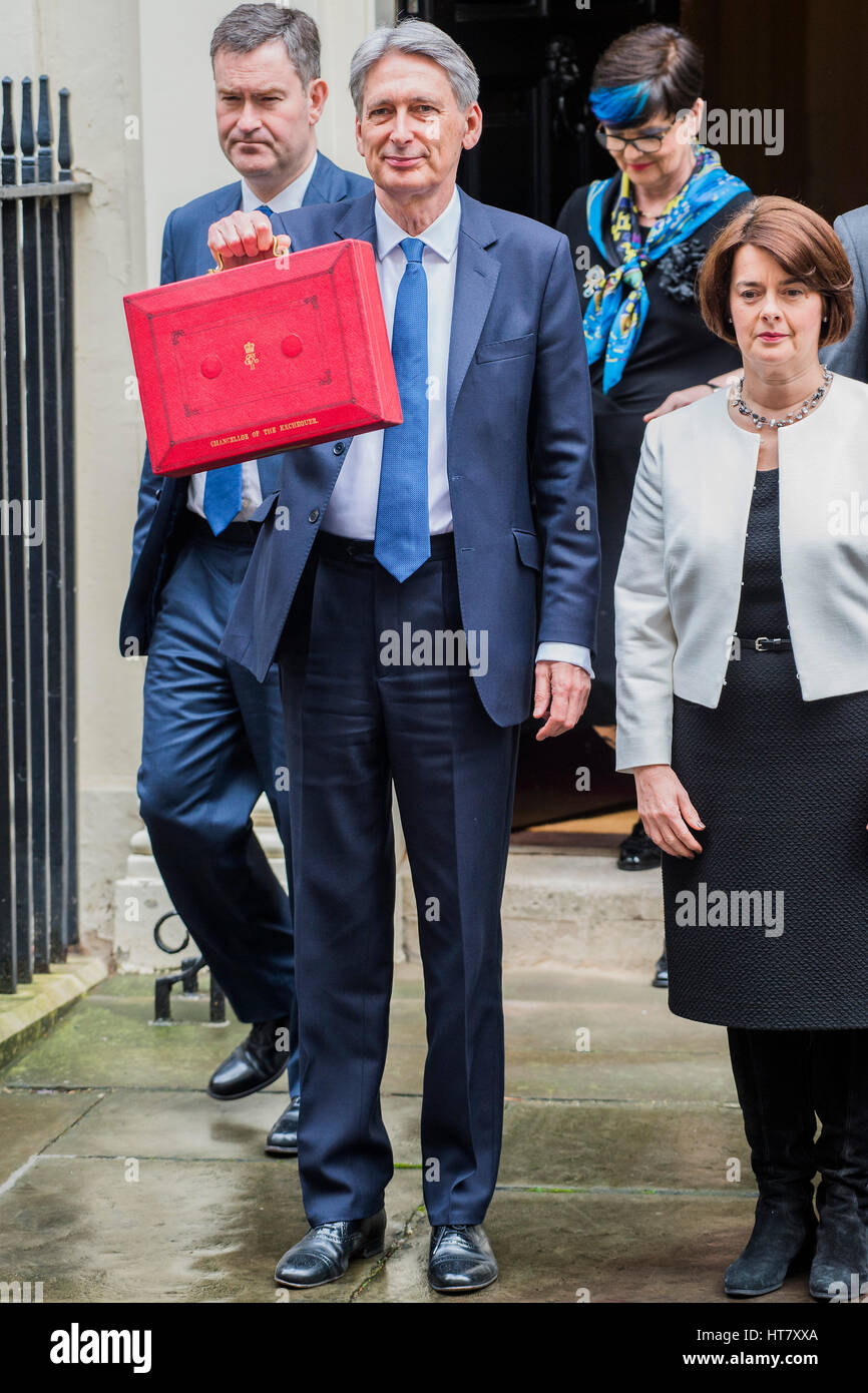Londres, Reino Unido. 8 de marzo de 2017. Philip Hammond, Canciller del Exchequer abandona Downing Street con el discurso presupuestario en su caja de envío rojo - Presupuesto día en Westminster, Londres, 08 de marzo de 2017. Crédito: Guy Bell/Alamy Live News Foto de stock
