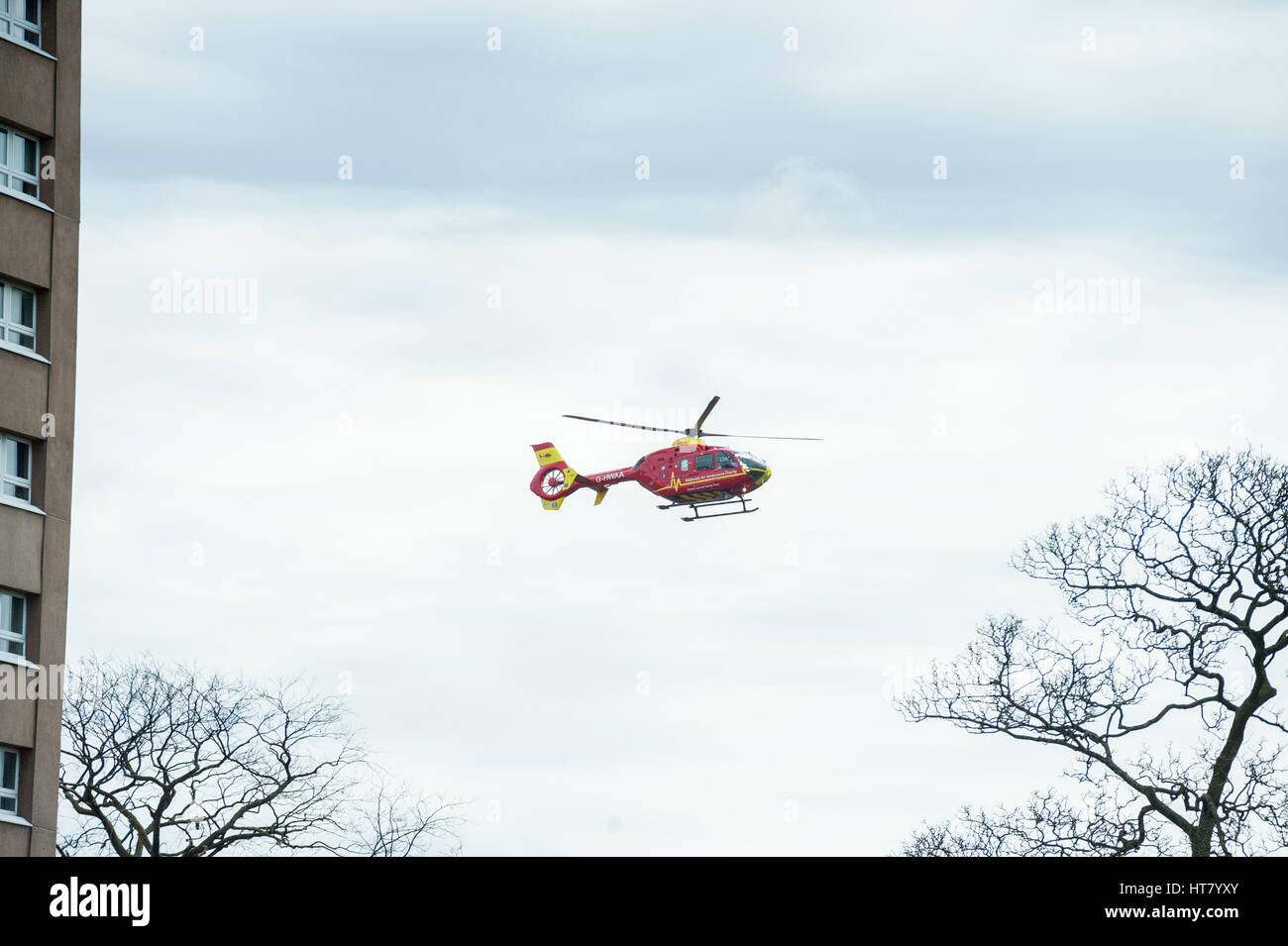 Ambulancia Aérea en Wolverhampton Reino Unido asisten a un incidente Foto de stock